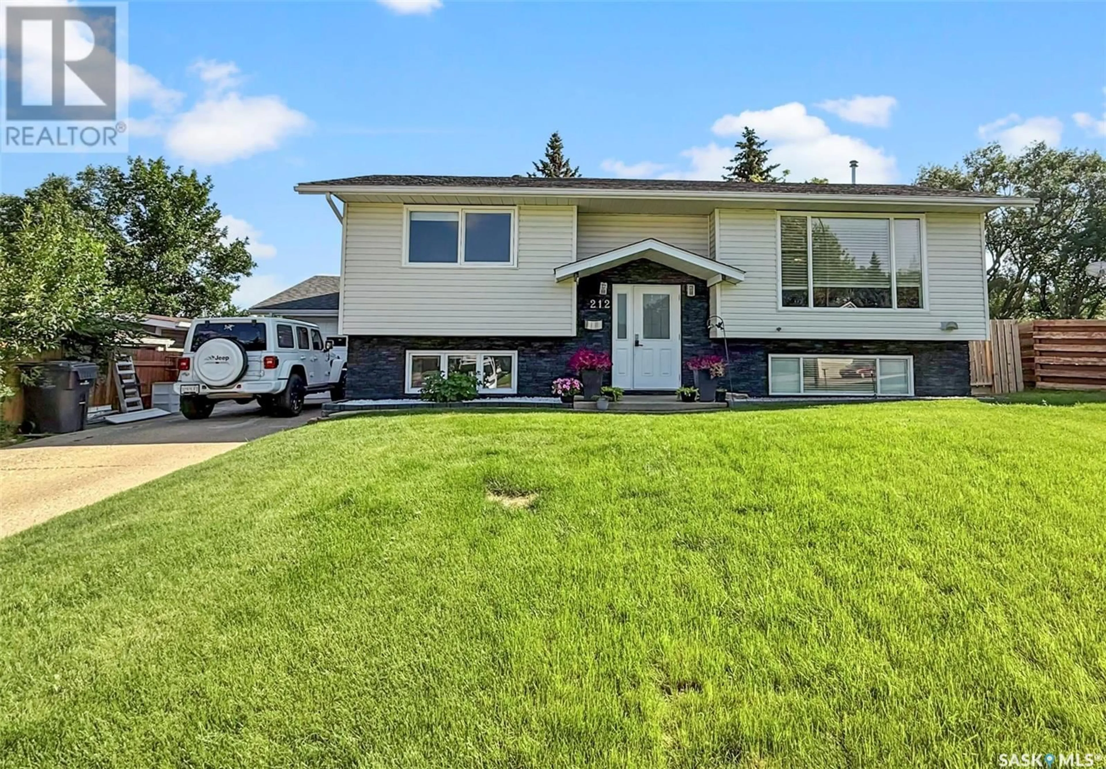 Home with vinyl exterior material, street for 212 CLINTON PLACE, Swift Current Saskatchewan S9H4K2