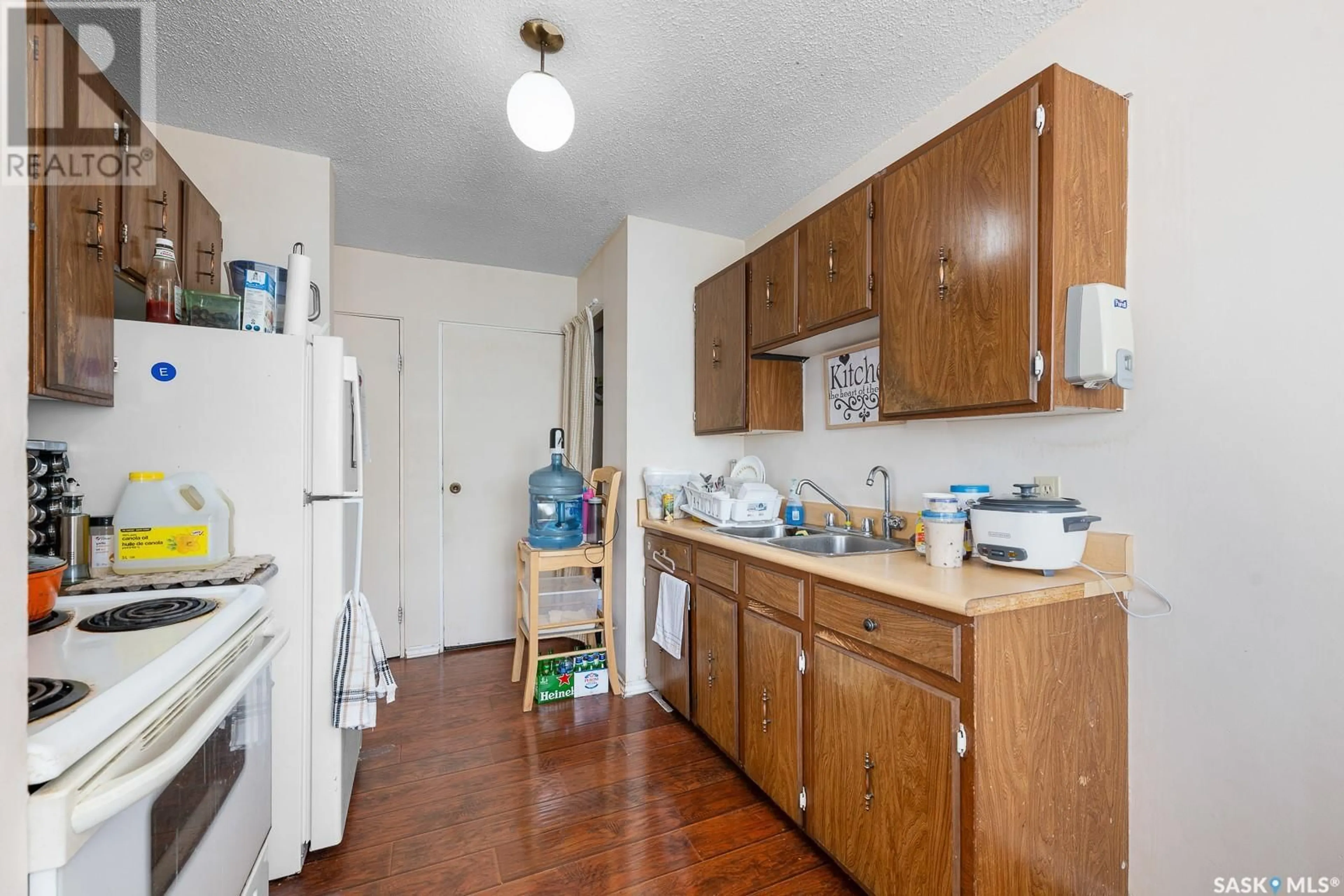 Standard kitchen, unknown for 940 MCINTOSH STREET, Regina Saskatchewan S4T5B4