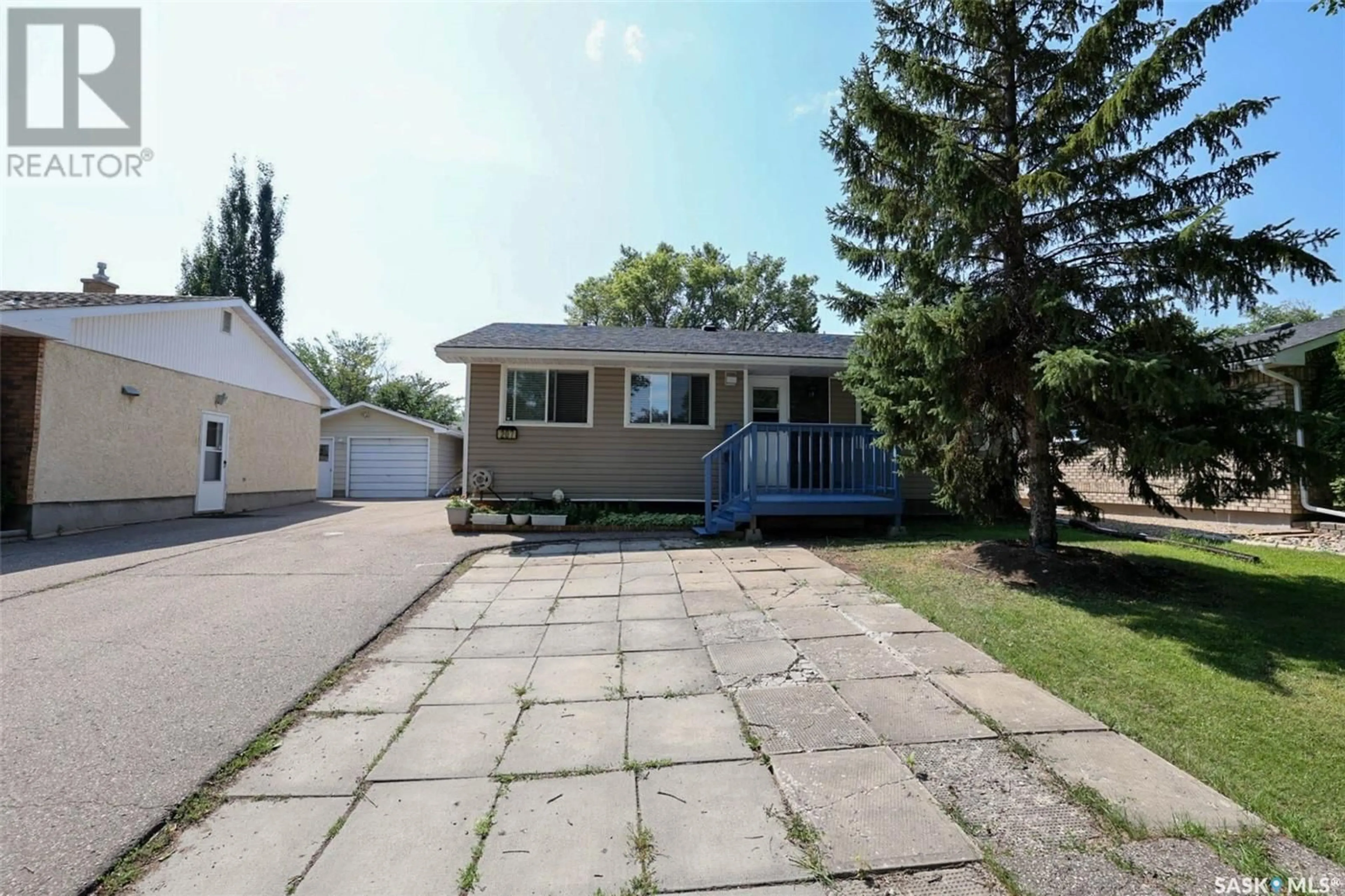 A pic from outside/outdoor area/front of a property/back of a property/a pic from drone, street for 207 CAMBRIDGE AVENUE, Regina Saskatchewan S4N0L6