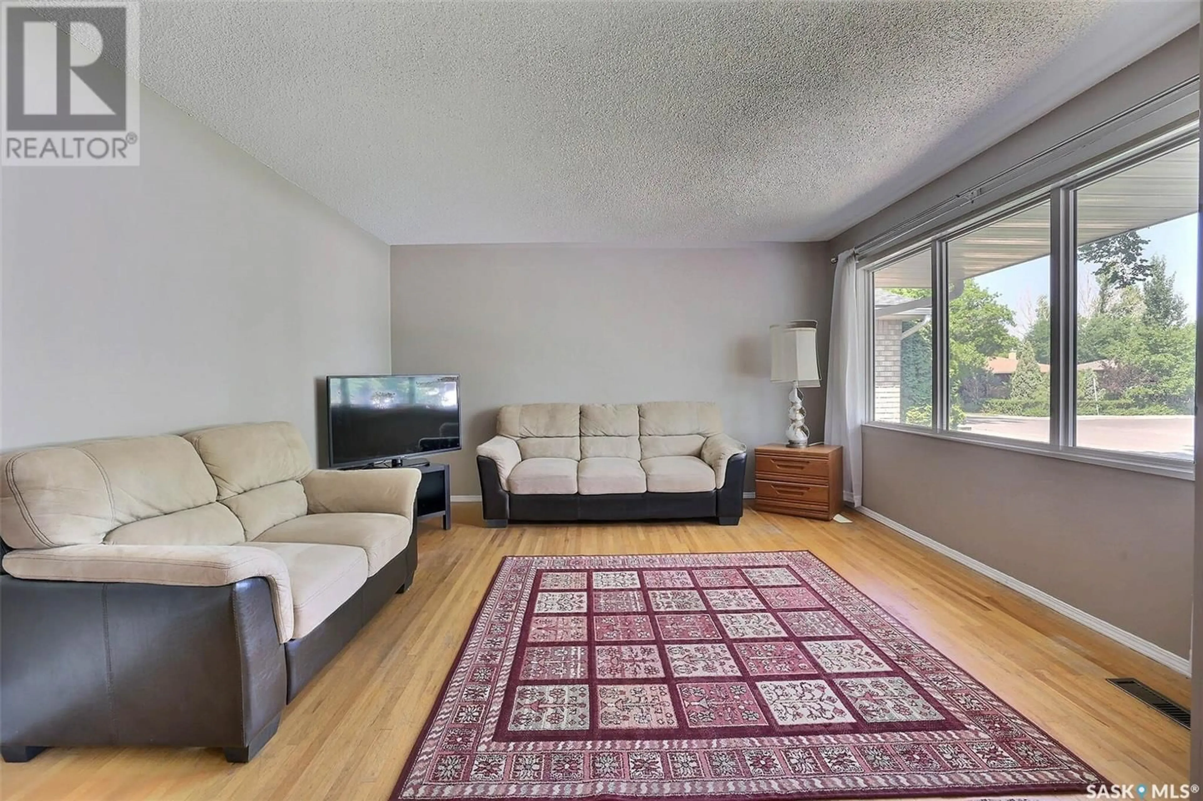 Living room with furniture, unknown for 207 CAMBRIDGE AVENUE, Regina Saskatchewan S4N0L6