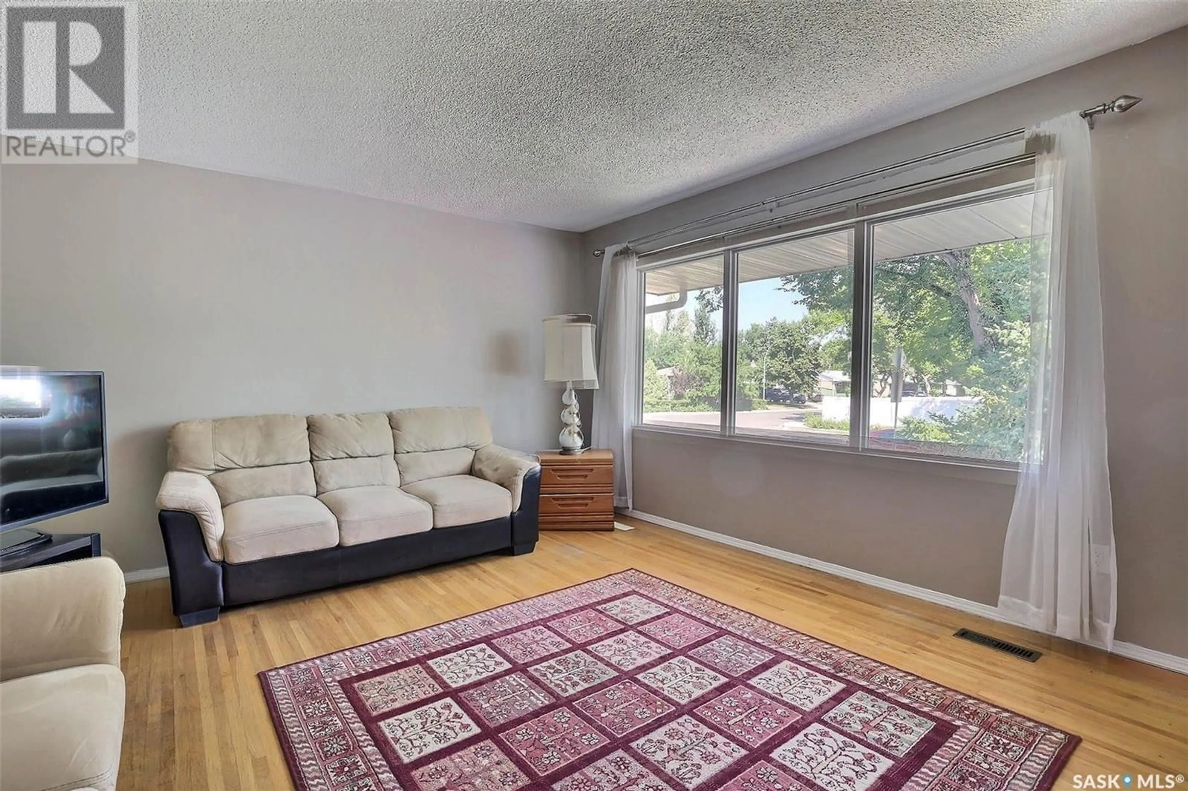 Living room with furniture, unknown for 207 CAMBRIDGE AVENUE, Regina Saskatchewan S4N0L6
