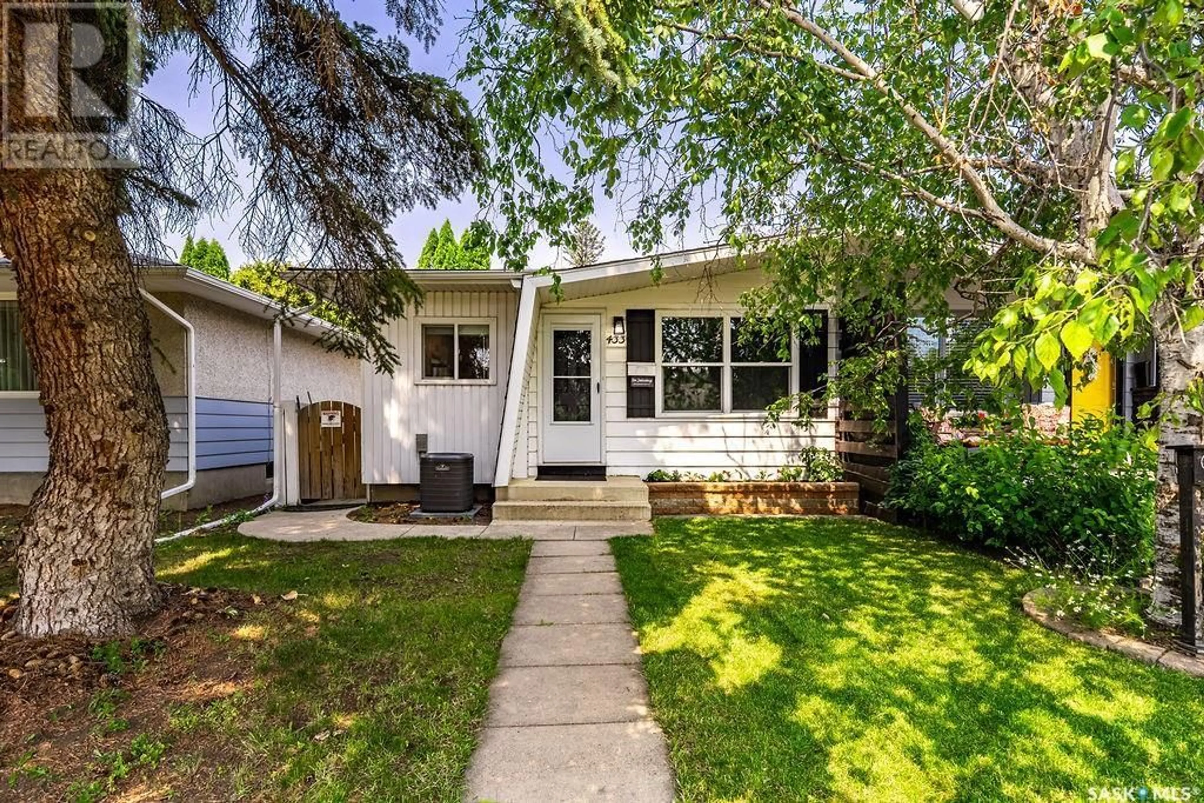 Home with vinyl exterior material, street for 433 EAST PLACE, Saskatoon Saskatchewan S7J2Y7
