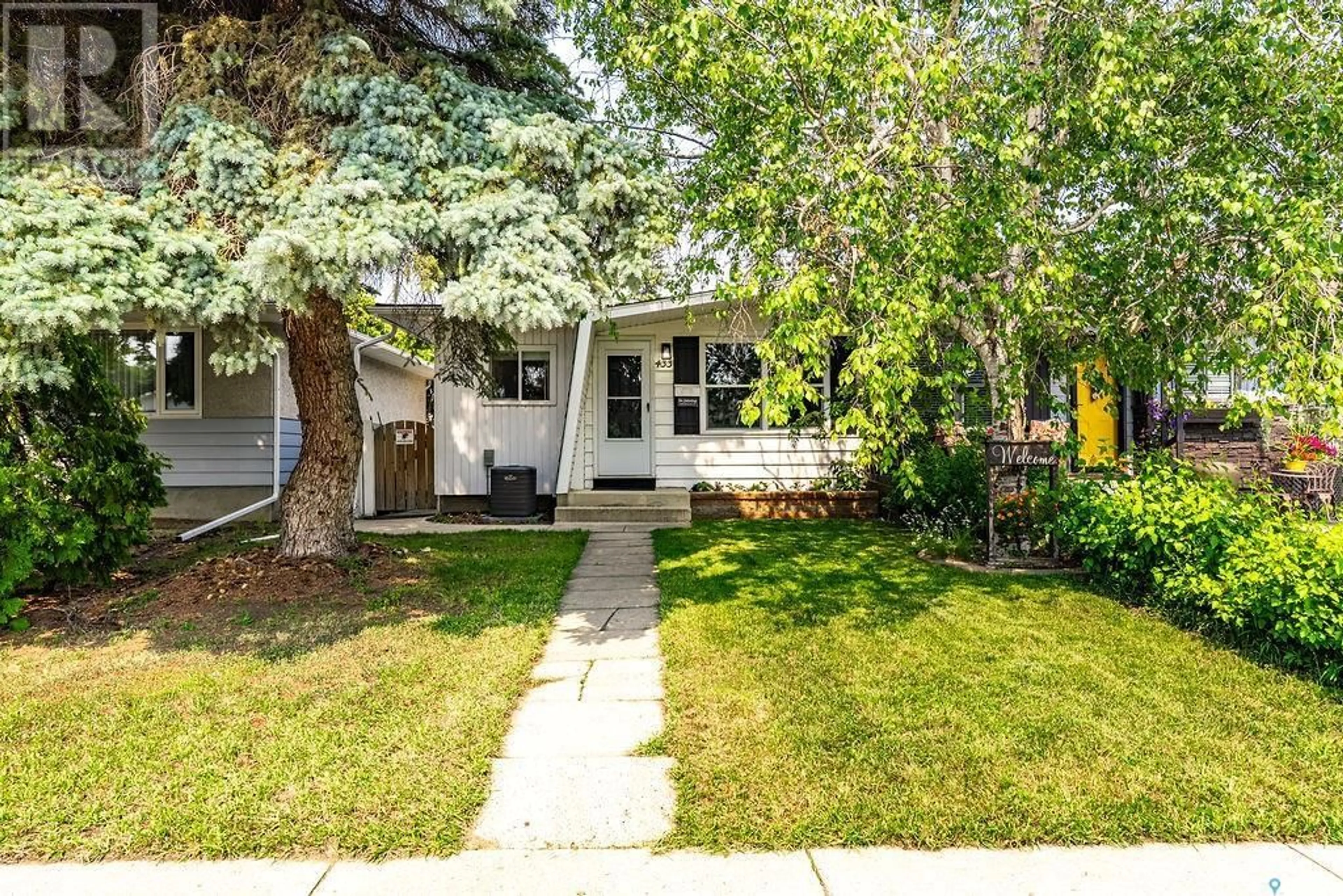 Home with vinyl exterior material, street for 433 EAST PLACE, Saskatoon Saskatchewan S7J2Y7