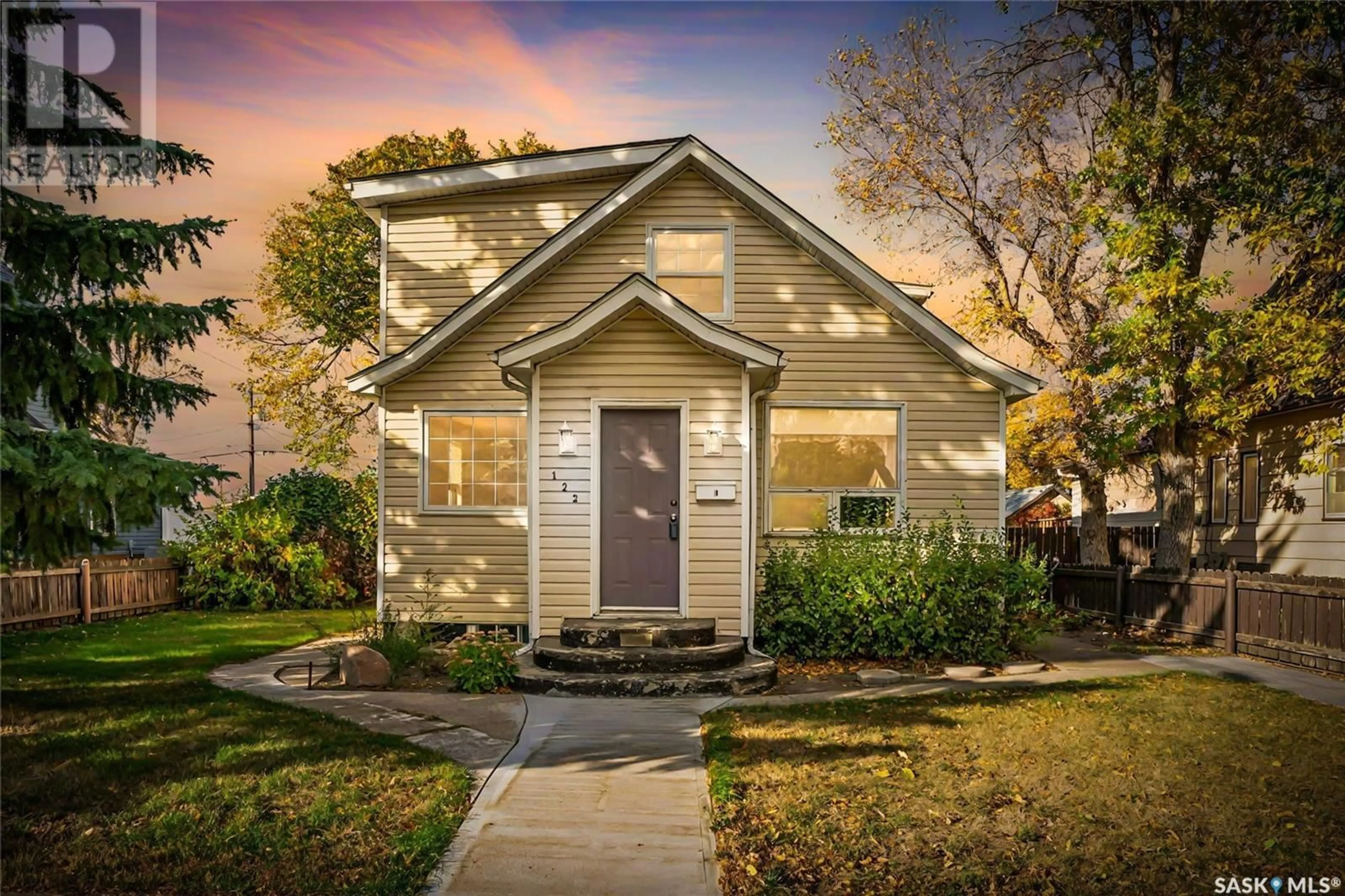 Home with vinyl exterior material, street for 122 LILLOOET STREET E, Moose Jaw Saskatchewan S6H4S5