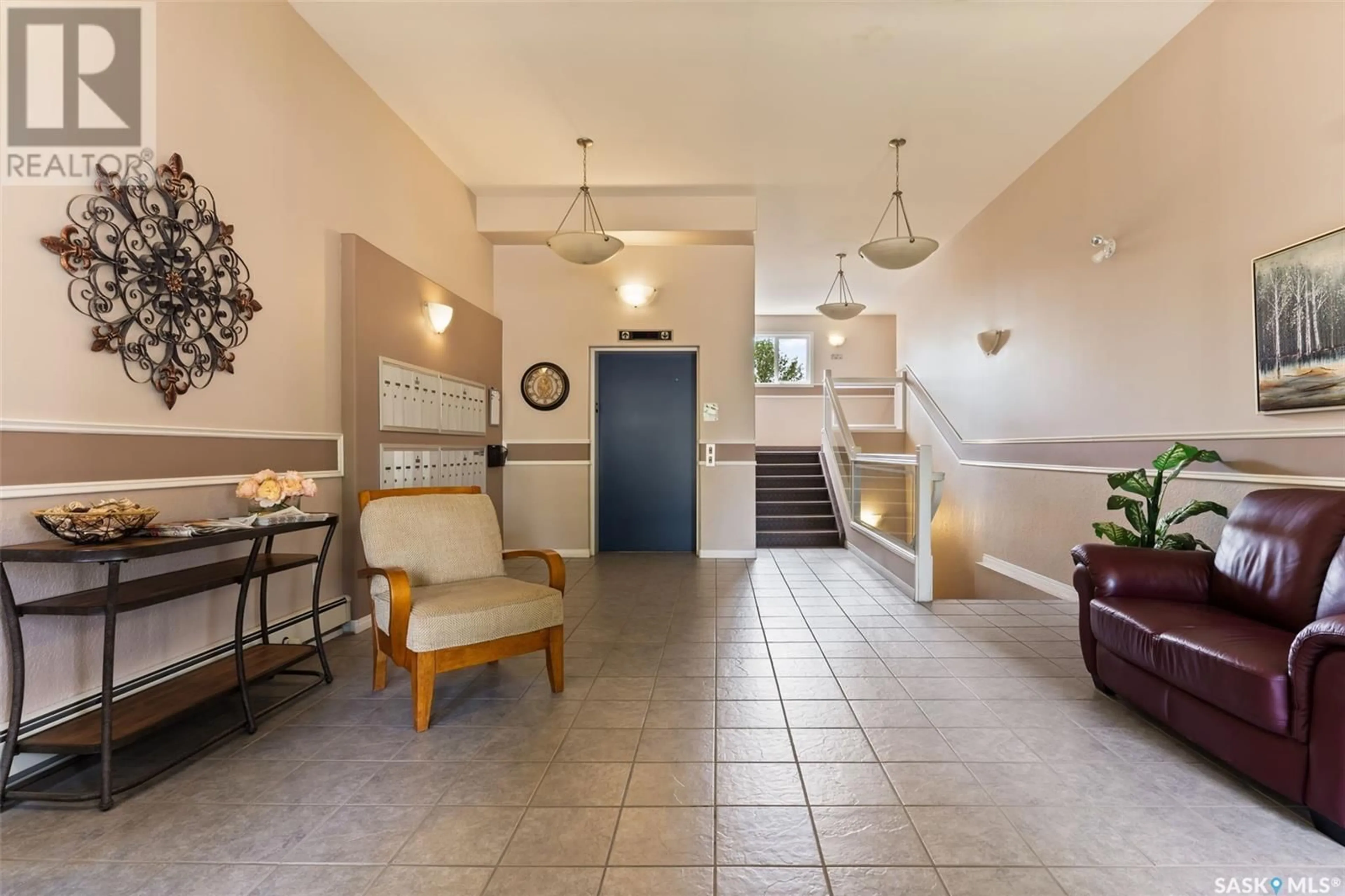 Indoor foyer for 105 - 4525 MARIGOLD DRIVE, Regina Saskatchewan S4X4S7