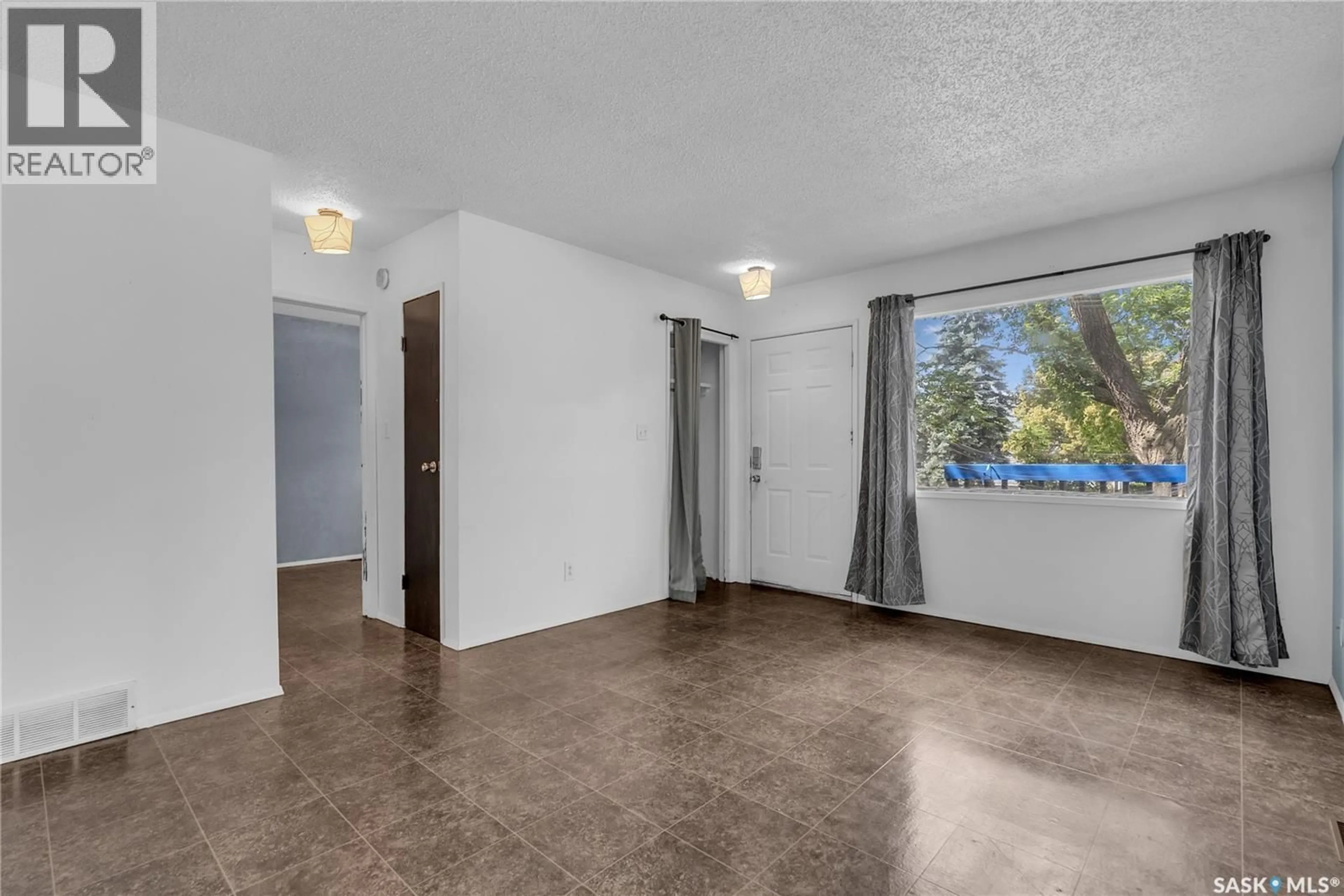 A pic of a room for 1613 CENTRAL AVENUE, Saskatoon Saskatchewan S7N2T4