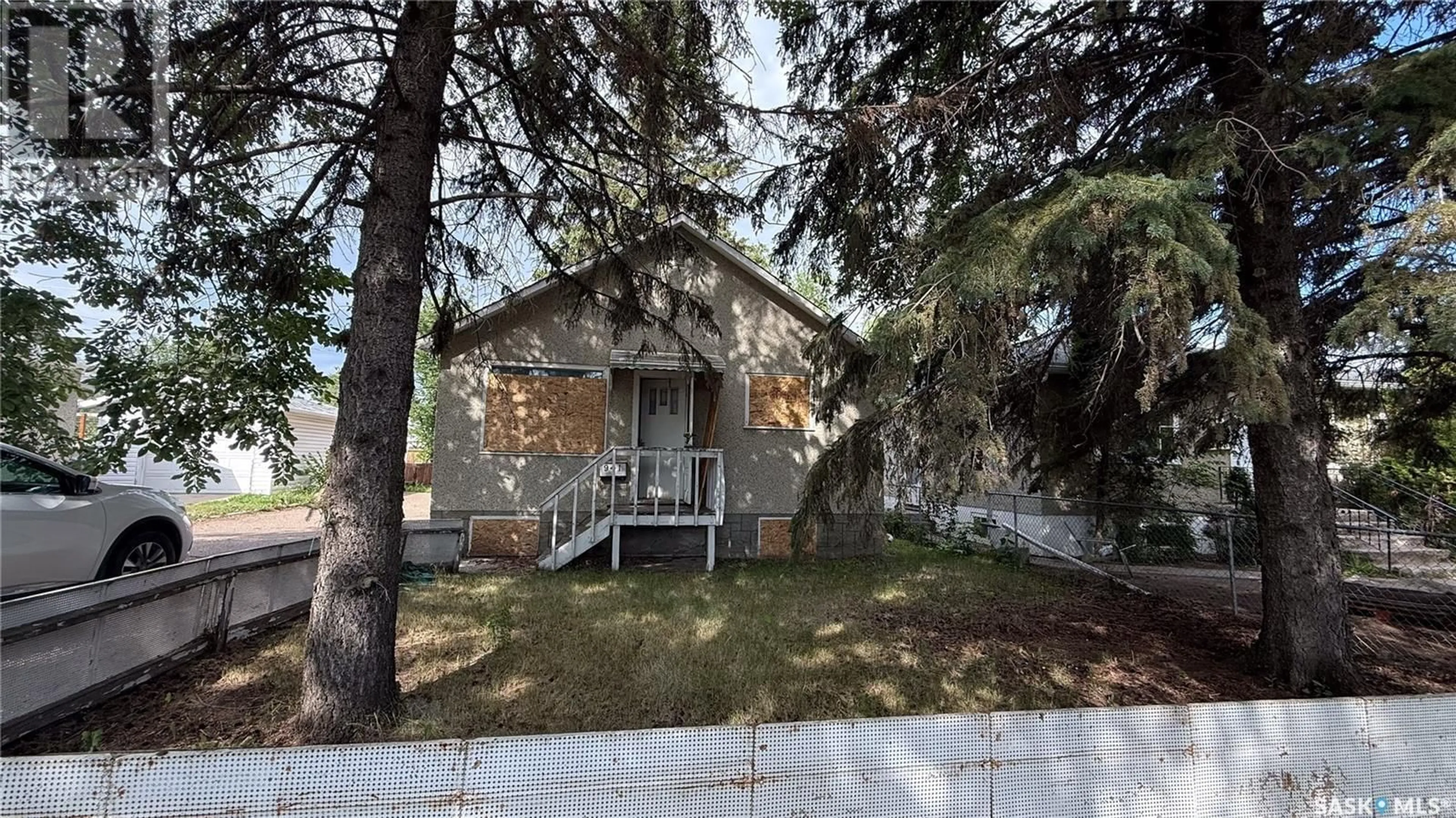 Home with vinyl exterior material, street for 941 109TH STREET, North Battleford Saskatchewan S9A2E1
