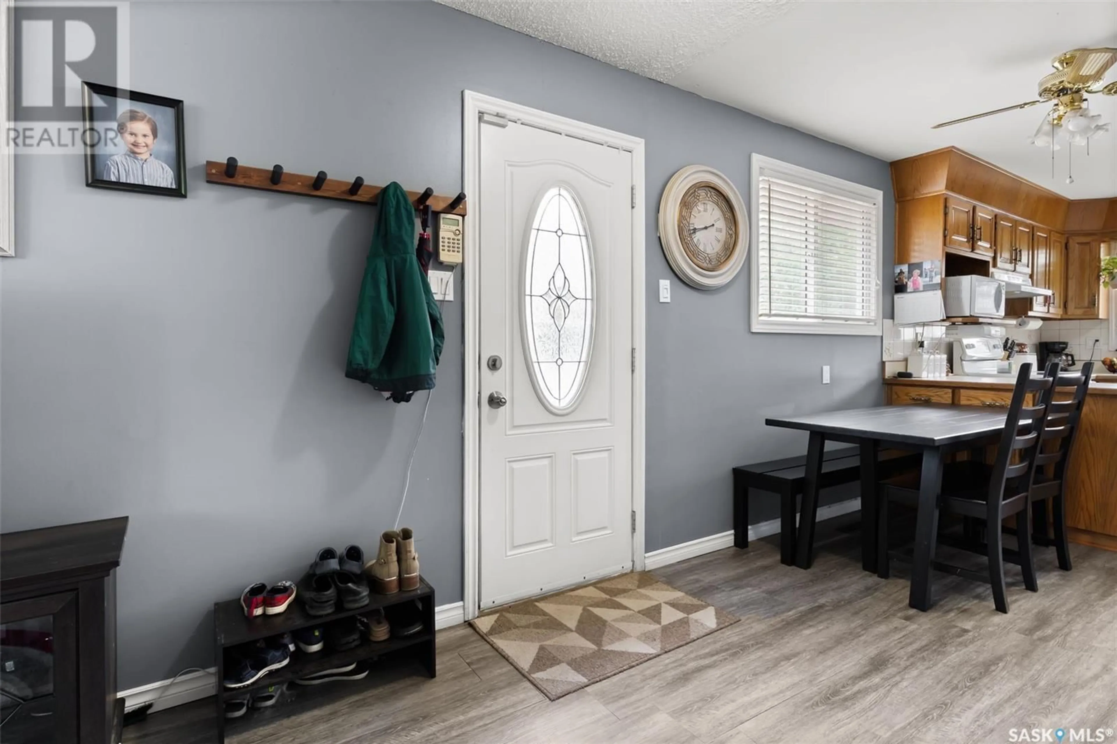 Indoor entryway for 49 MITCHELL CRESCENT, Regina Saskatchewan S4R5G5