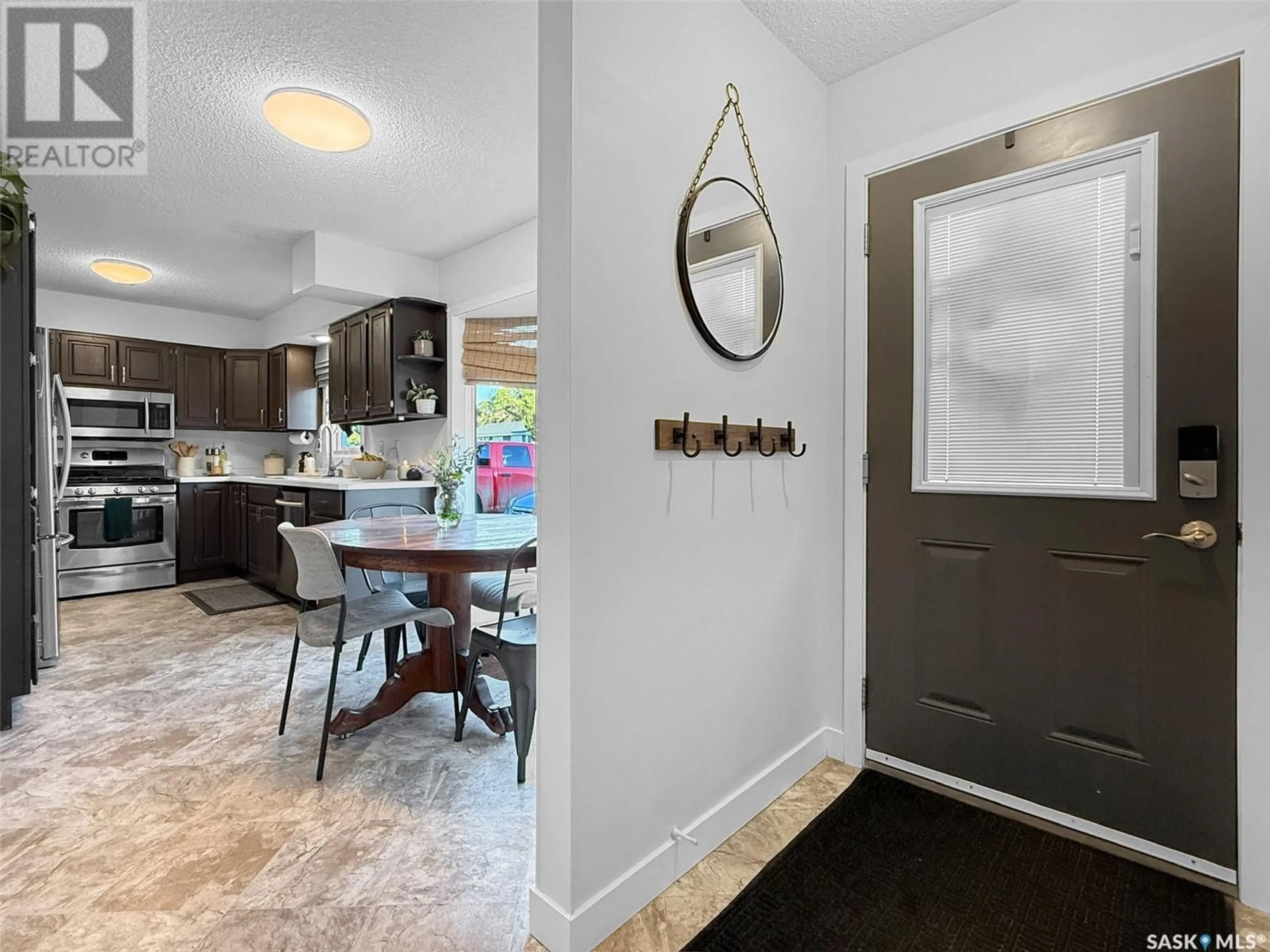 Indoor entryway for 135 BURKE CRESCENT, Swift Current Saskatchewan S9H4E4