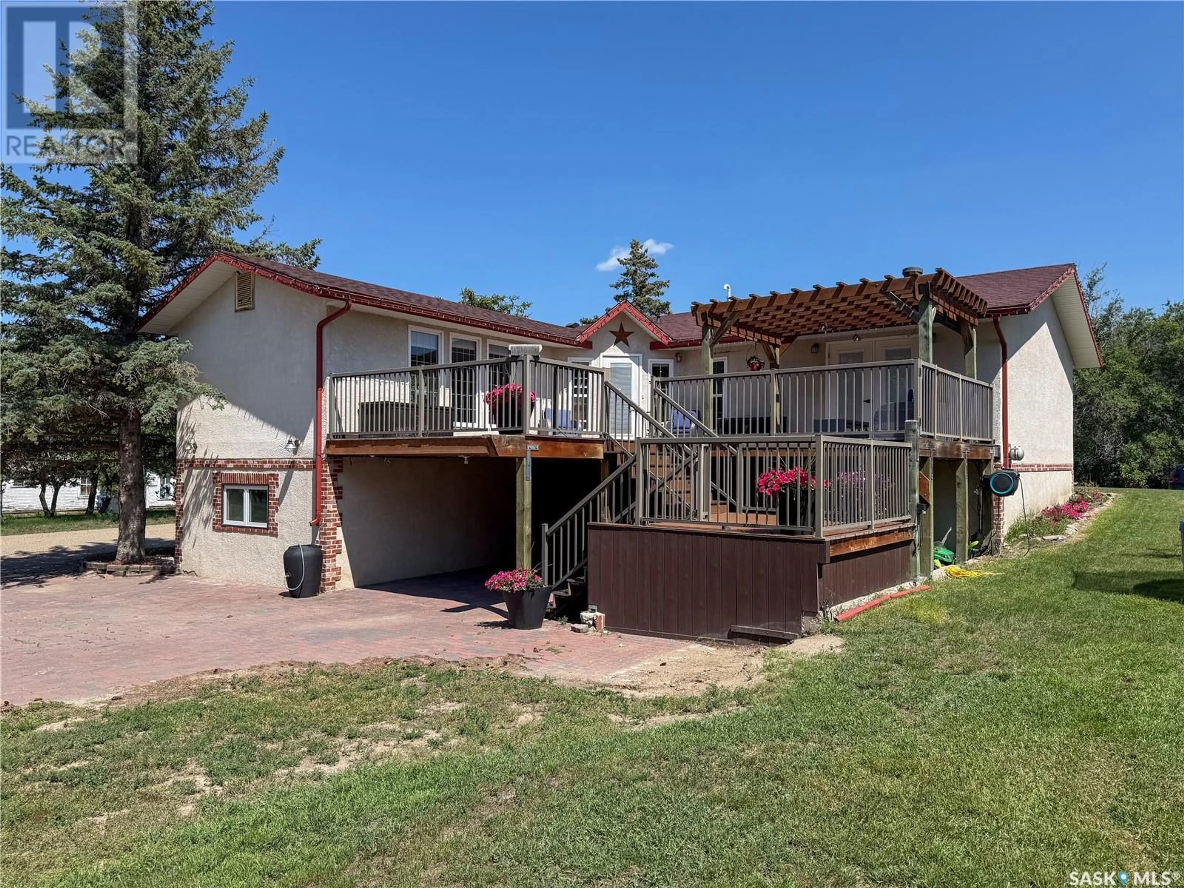 A pic from outside/outdoor area/front of a property/back of a property/a pic from drone, unknown for 117 2ND STREET, Frontier Saskatchewan S0N0W0