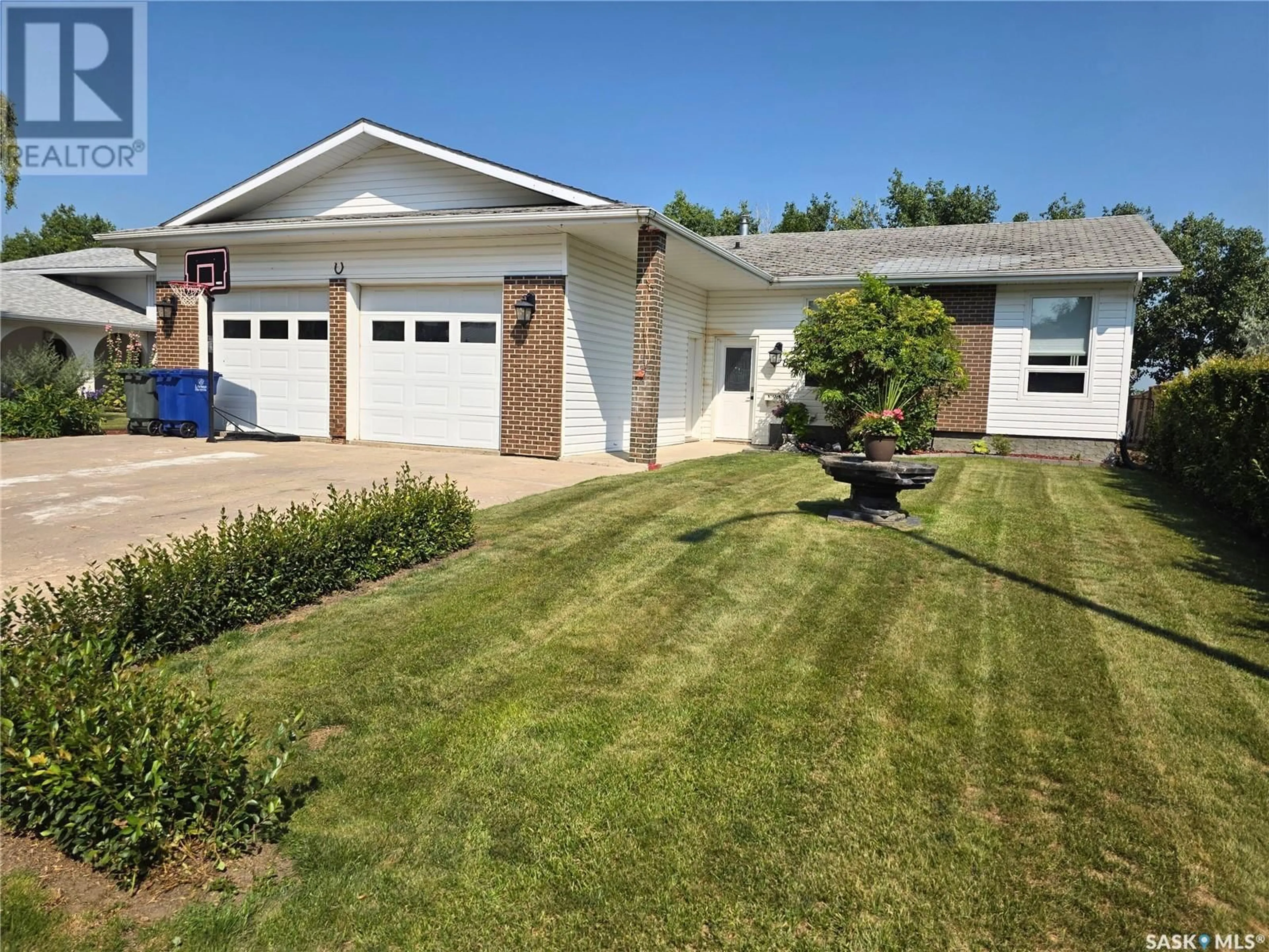 Home with vinyl exterior material, street for 908 MARRIOTT CLOSE, Rosetown Saskatchewan S0L2V0