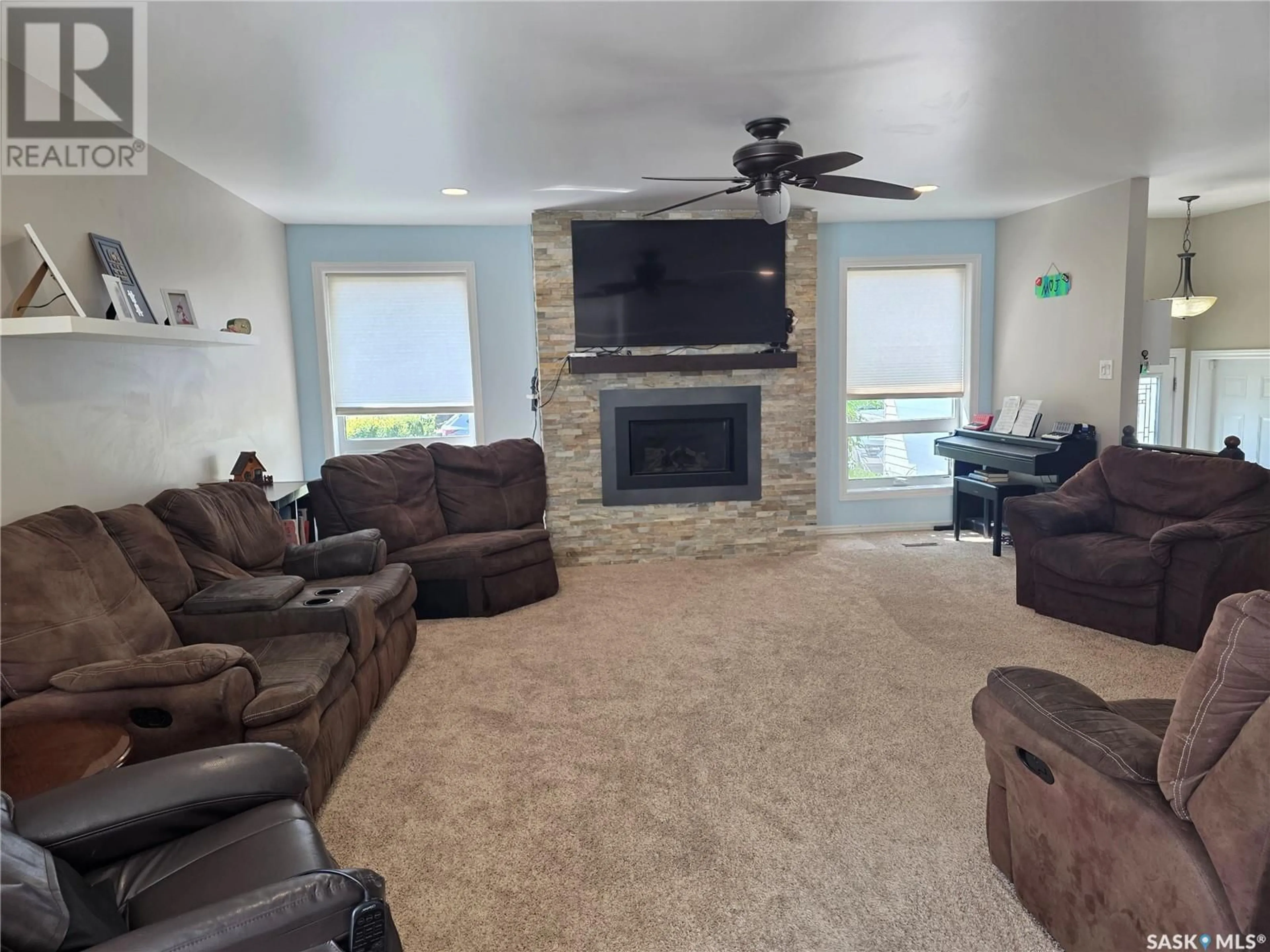 Living room with furniture, unknown for 908 MARRIOTT CLOSE, Rosetown Saskatchewan S0L2V0