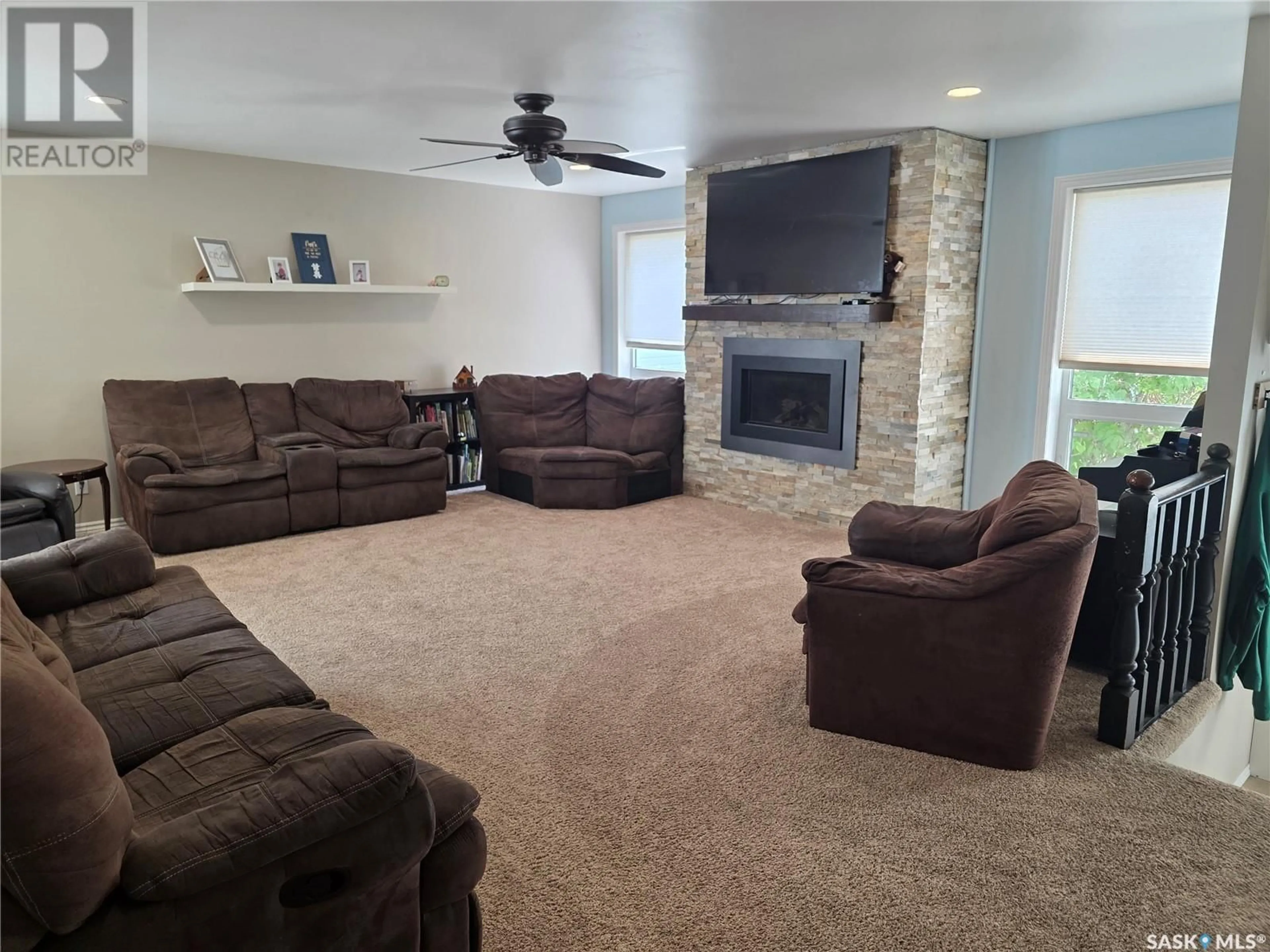 Living room with furniture, carpet floor for 908 MARRIOTT CLOSE, Rosetown Saskatchewan S0L2V0