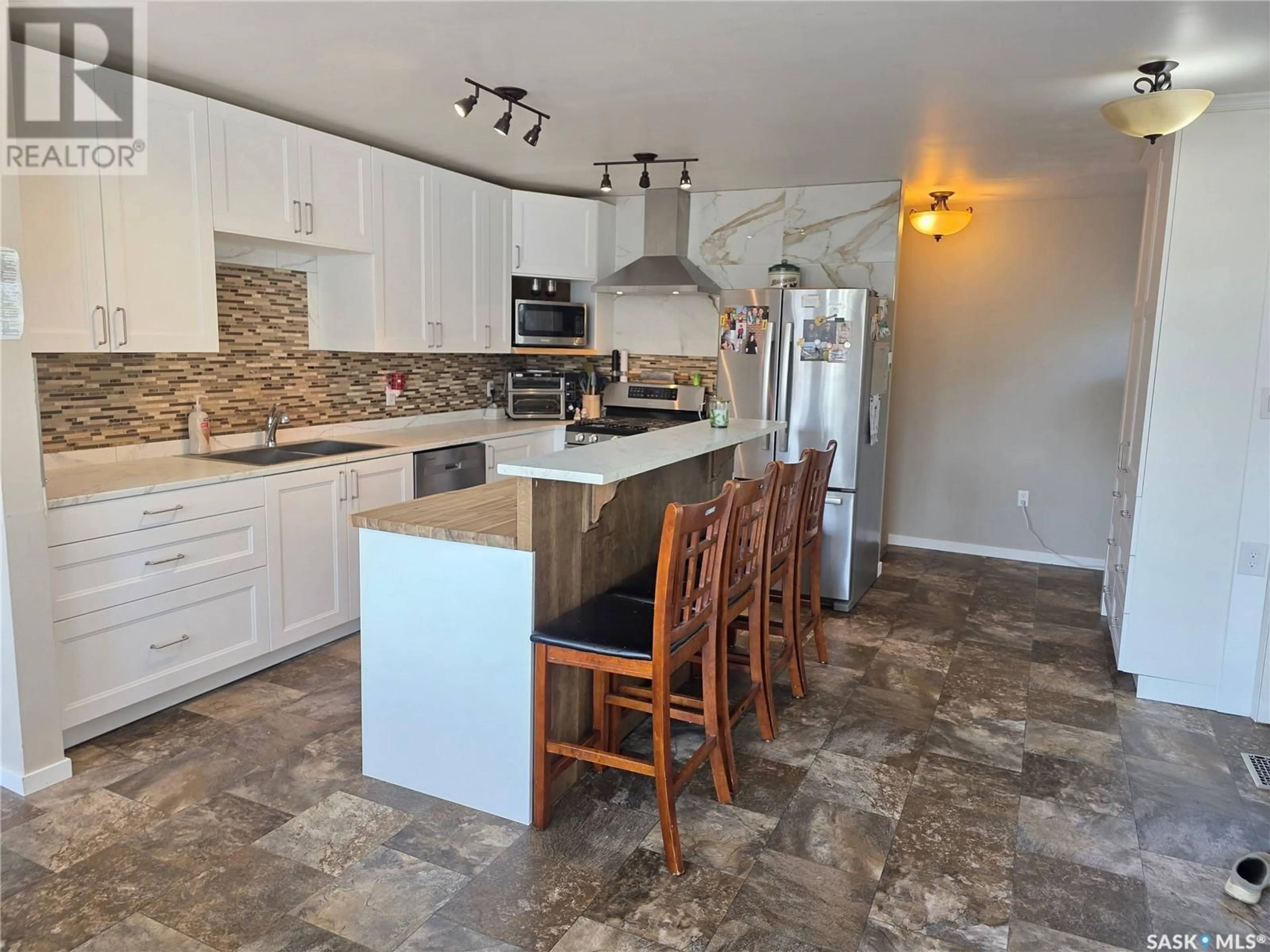 Open concept kitchen, ceramic/tile floor for 908 MARRIOTT CLOSE, Rosetown Saskatchewan S0L2V0