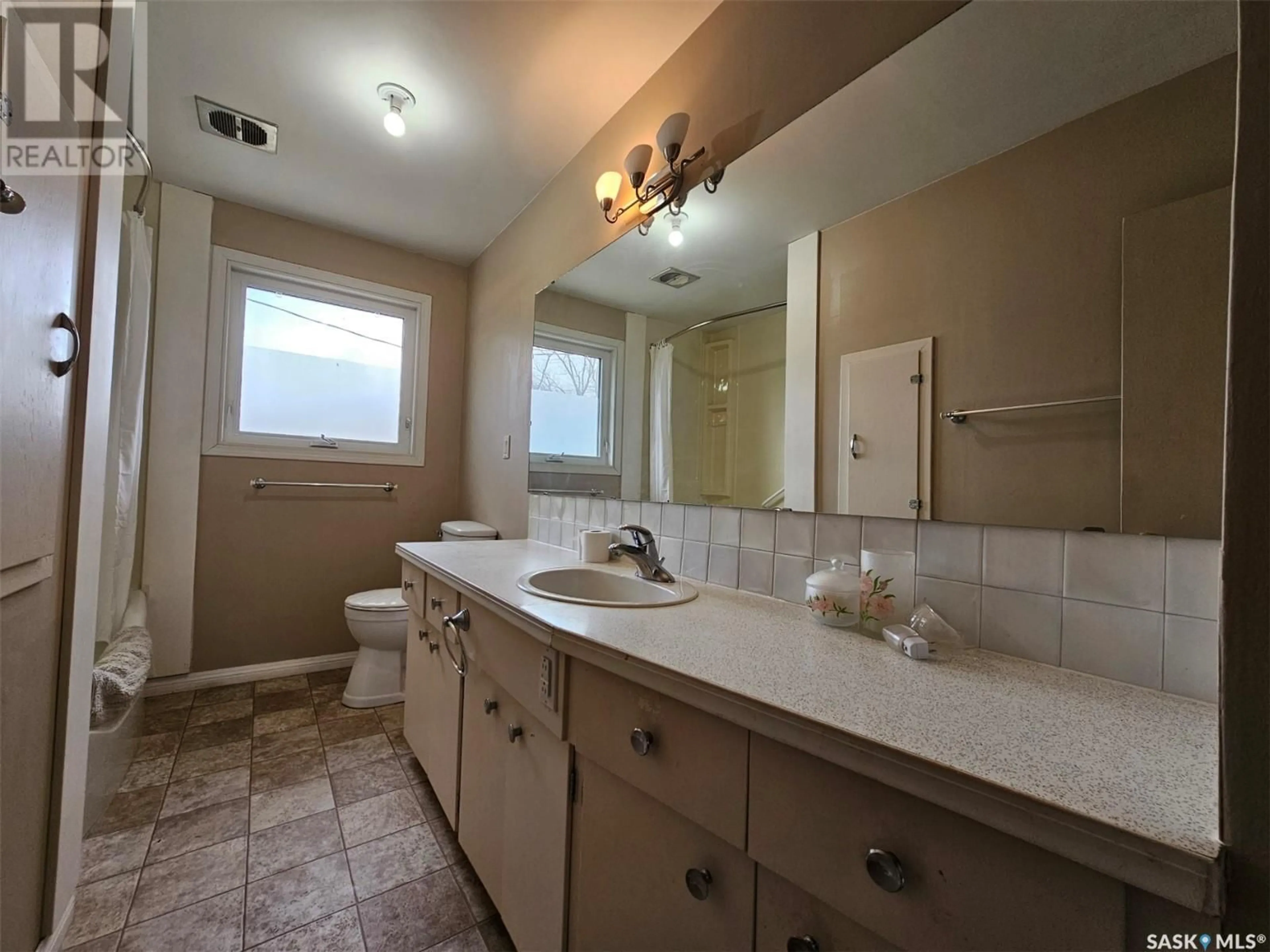 Standard bathroom, ceramic/tile floor for 245 1ST AVENUE, Mankota Saskatchewan S0H2W0