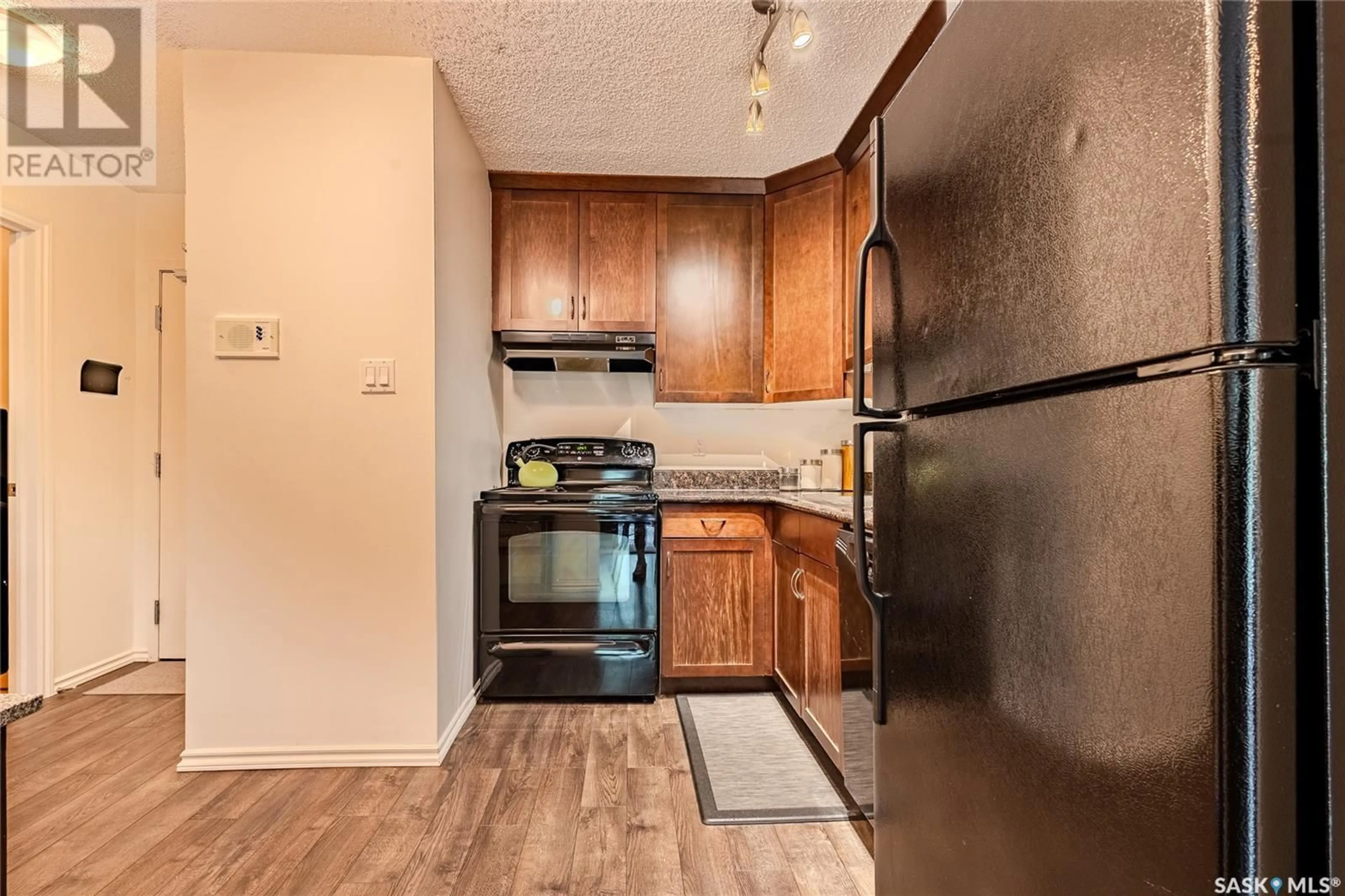 Standard kitchen, unknown for 30 1001 LANDSDOWNE AVENUE, Saskatoon Saskatchewan S7H2C2
