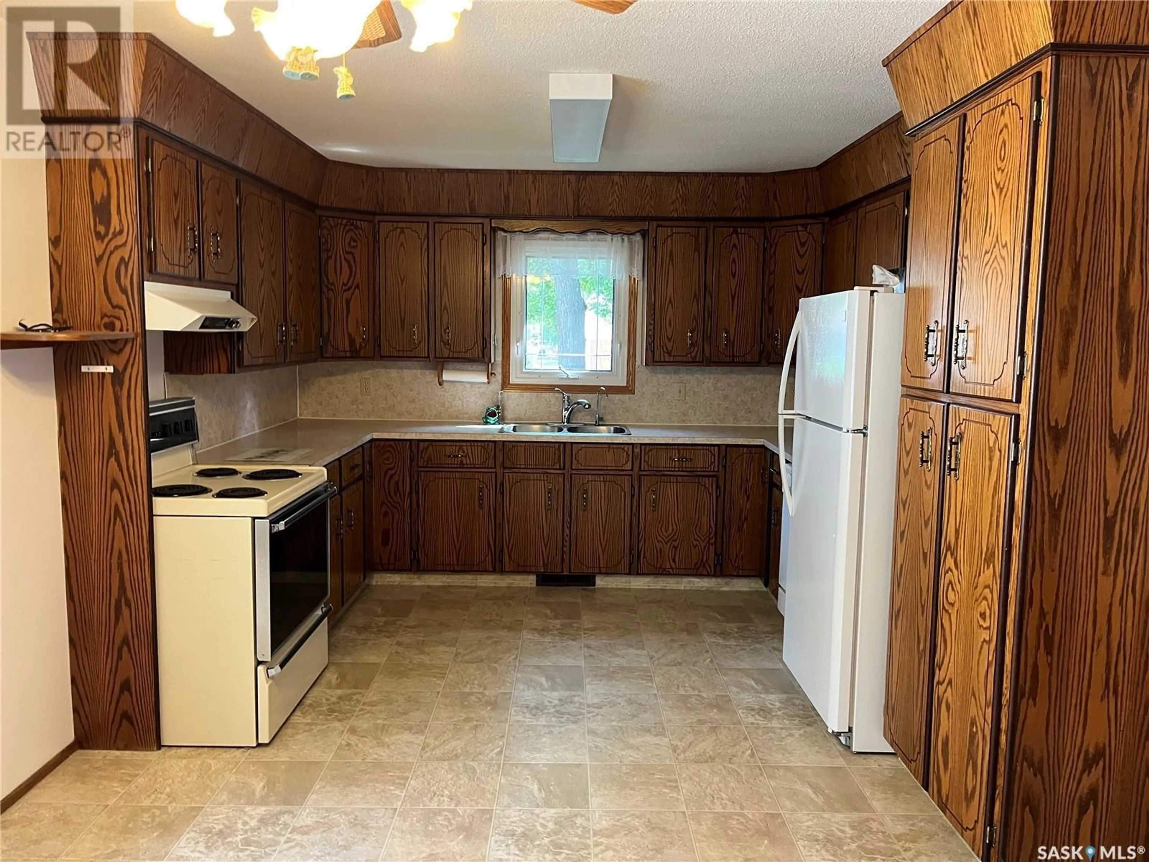 Standard kitchen, unknown for 89 1ST STREET, Wadena Saskatchewan S0A4J0