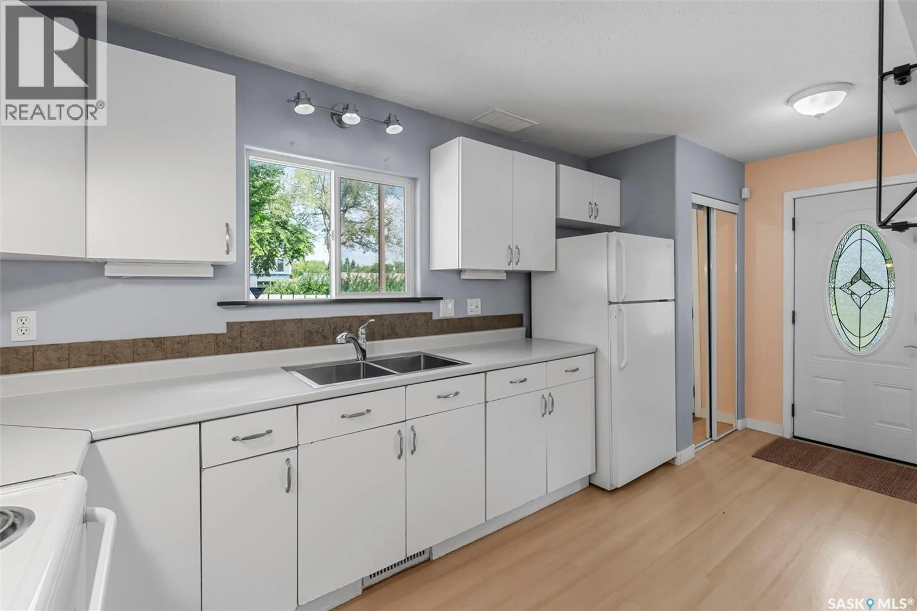 Standard kitchen, unknown for 603 K AVENUE, Saskatoon Saskatchewan S7M2E4