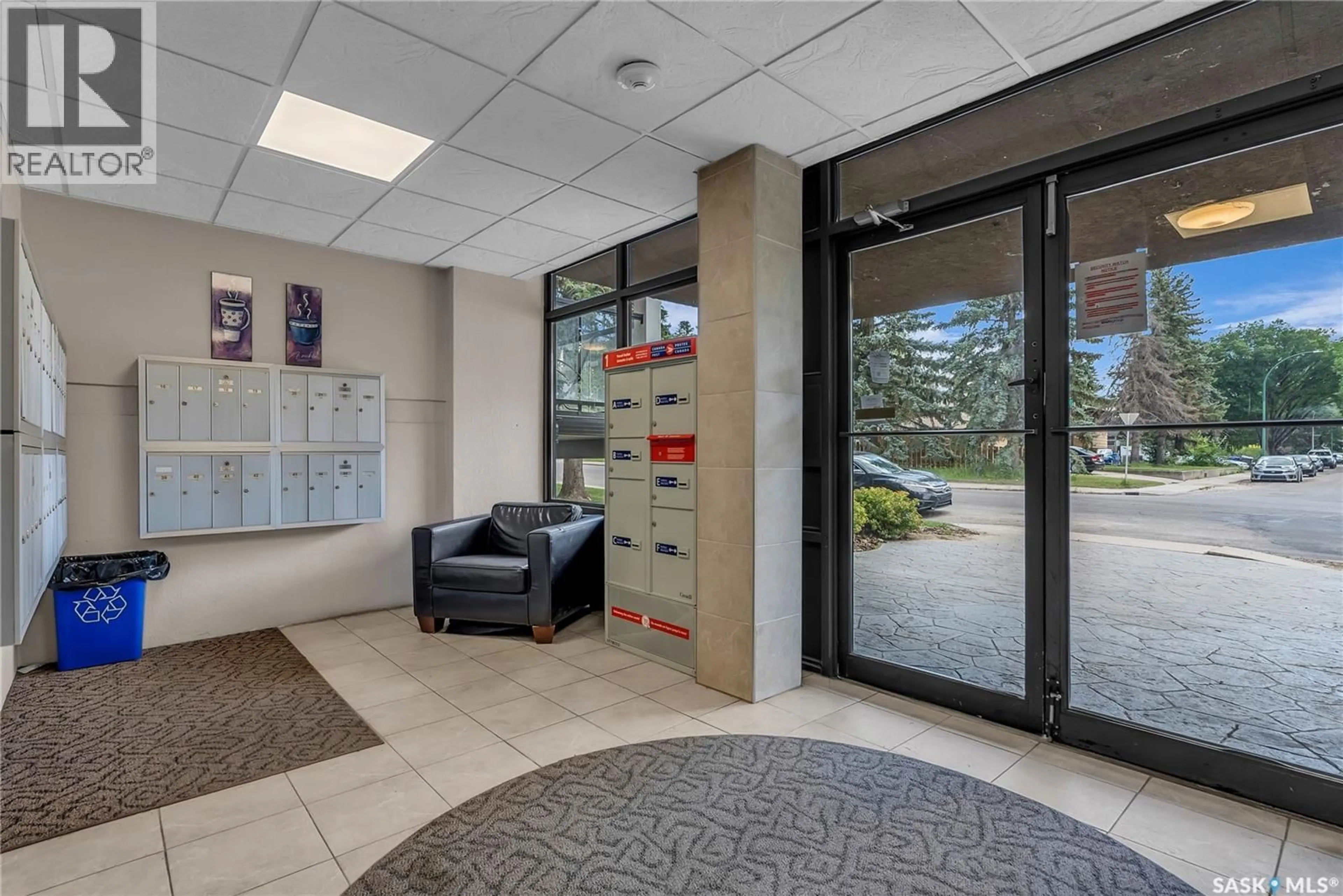 Indoor foyer for 1 - 2707 7TH STREET, Saskatoon Saskatchewan S7H1A7