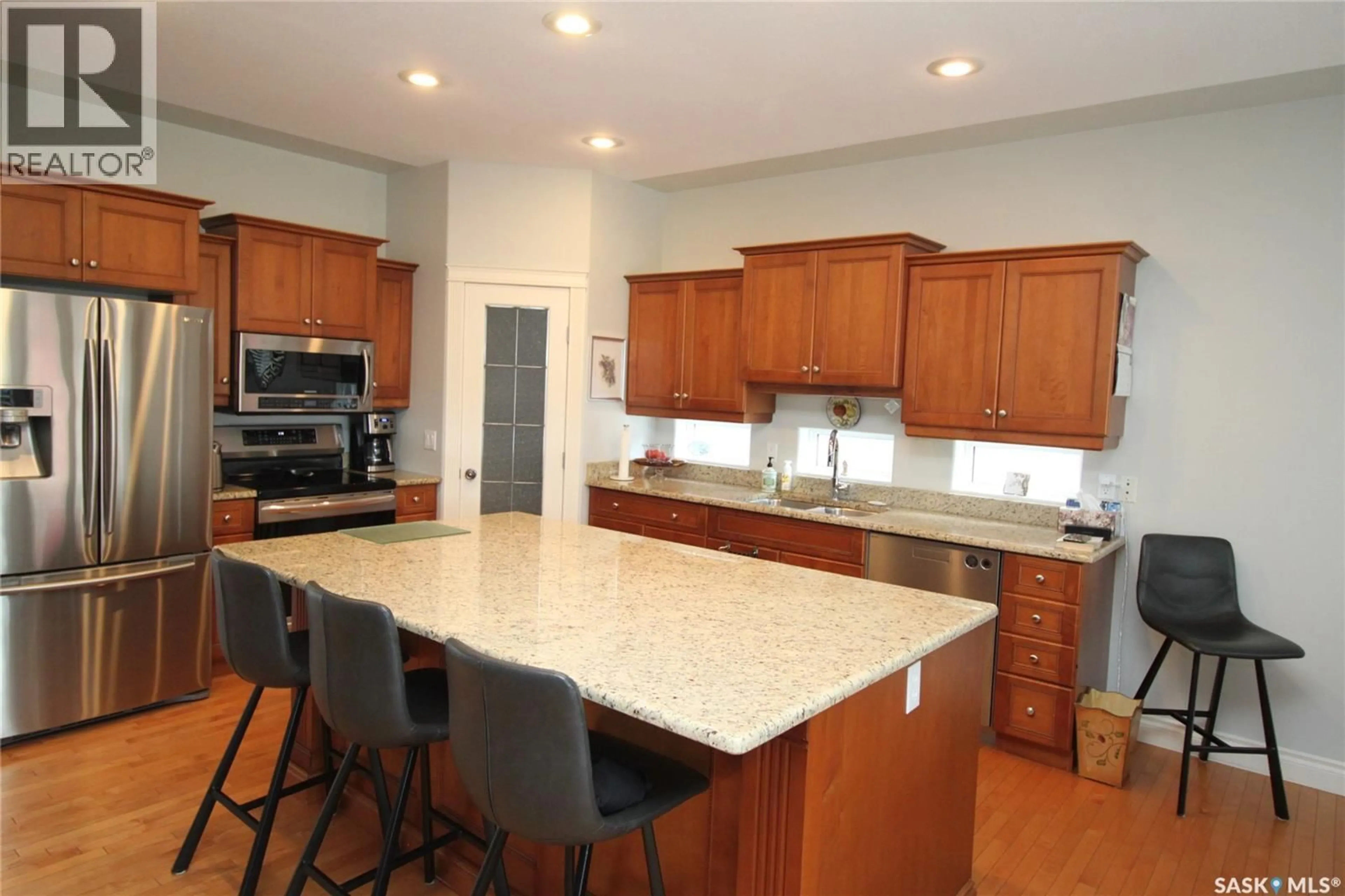 Open concept kitchen, ceramic/tile floor for 427 BROOKMORE CRESCENT, Saskatoon Saskatchewan S7V1C2