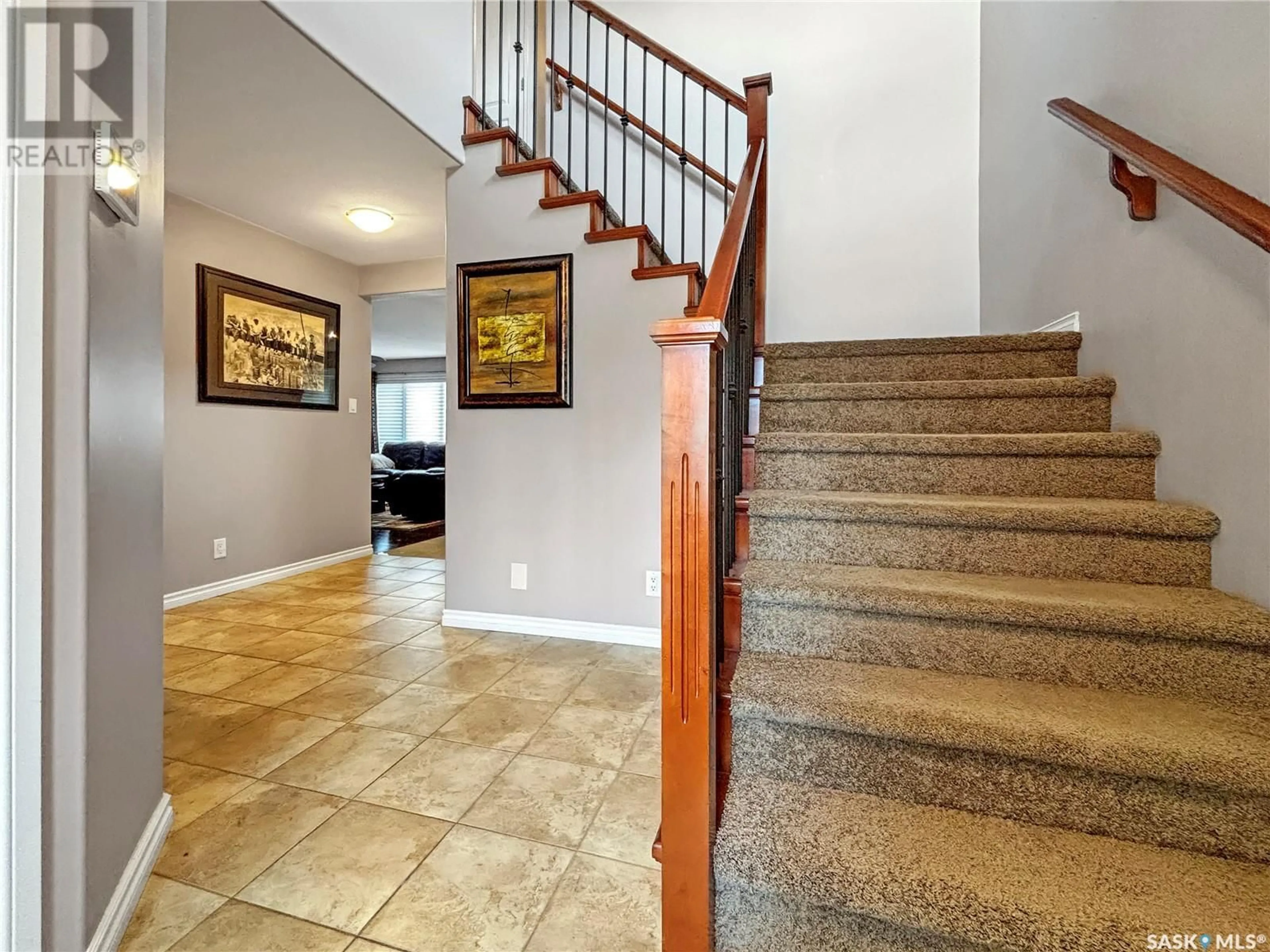 Indoor foyer for 630 MCKAGUE CRESCENT, Saskatoon Saskatchewan S7R0A9