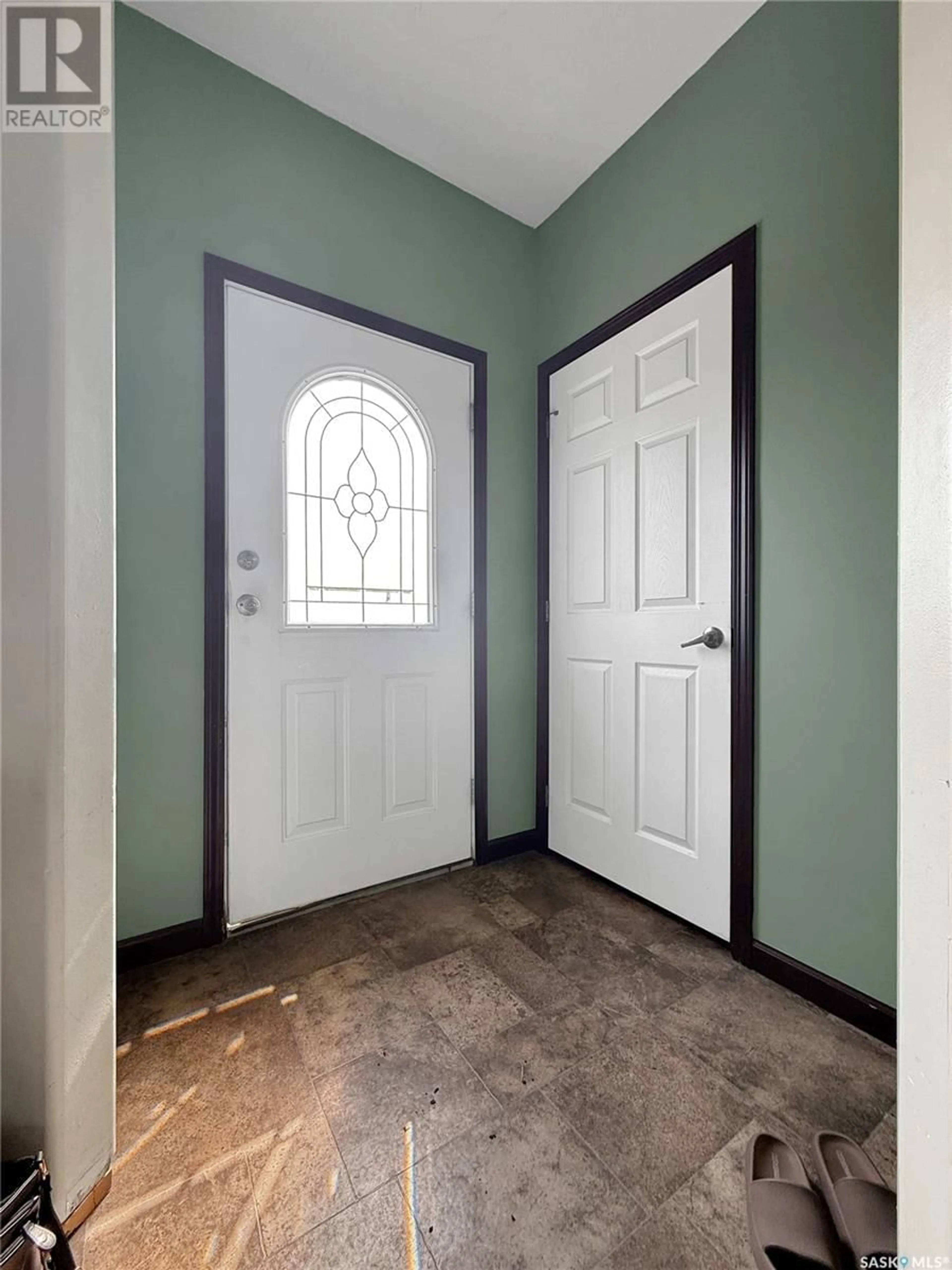 Indoor entryway for ENVY DOG HOUSE ACREAGE, Silverwood Rm No. 123 Saskatchewan S0G4Z0