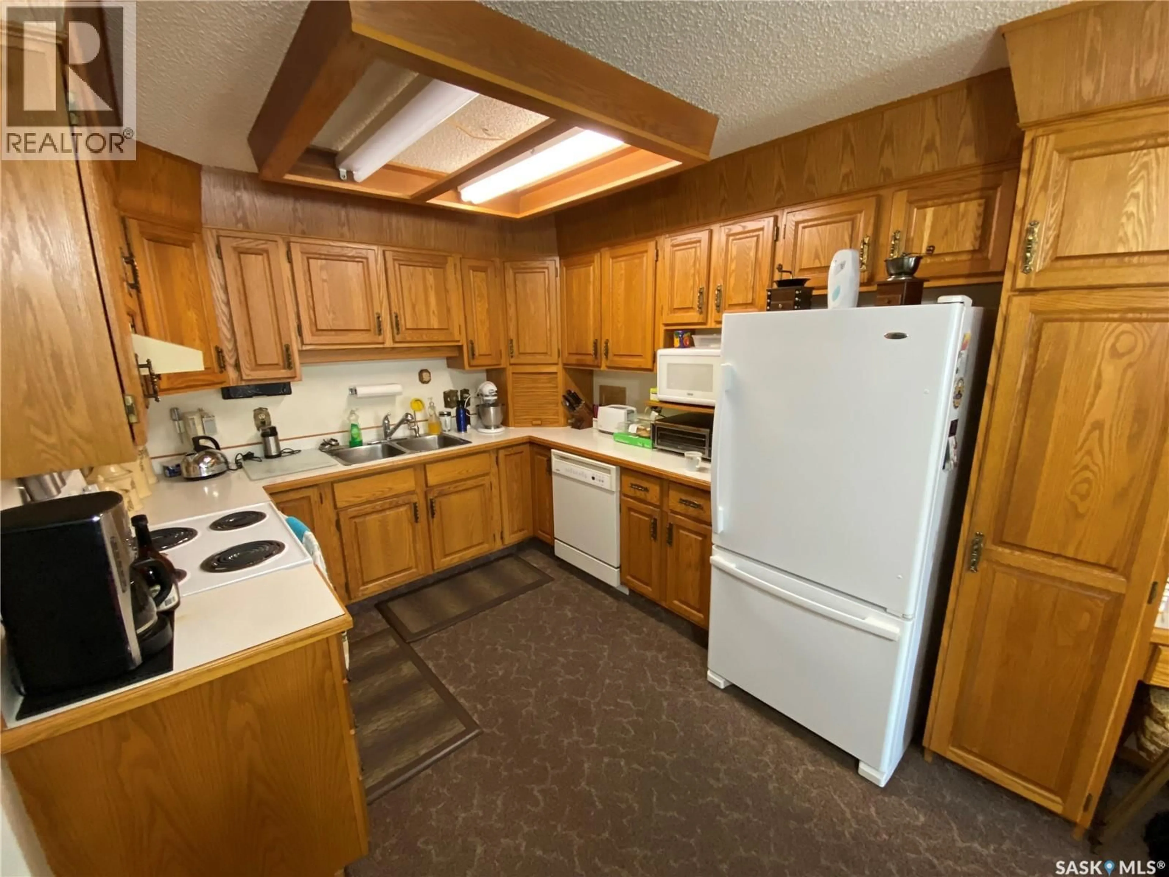 Standard kitchen, unknown for 102 27 ERICHSEN PLACE, Yorkton Saskatchewan S3N3Z6