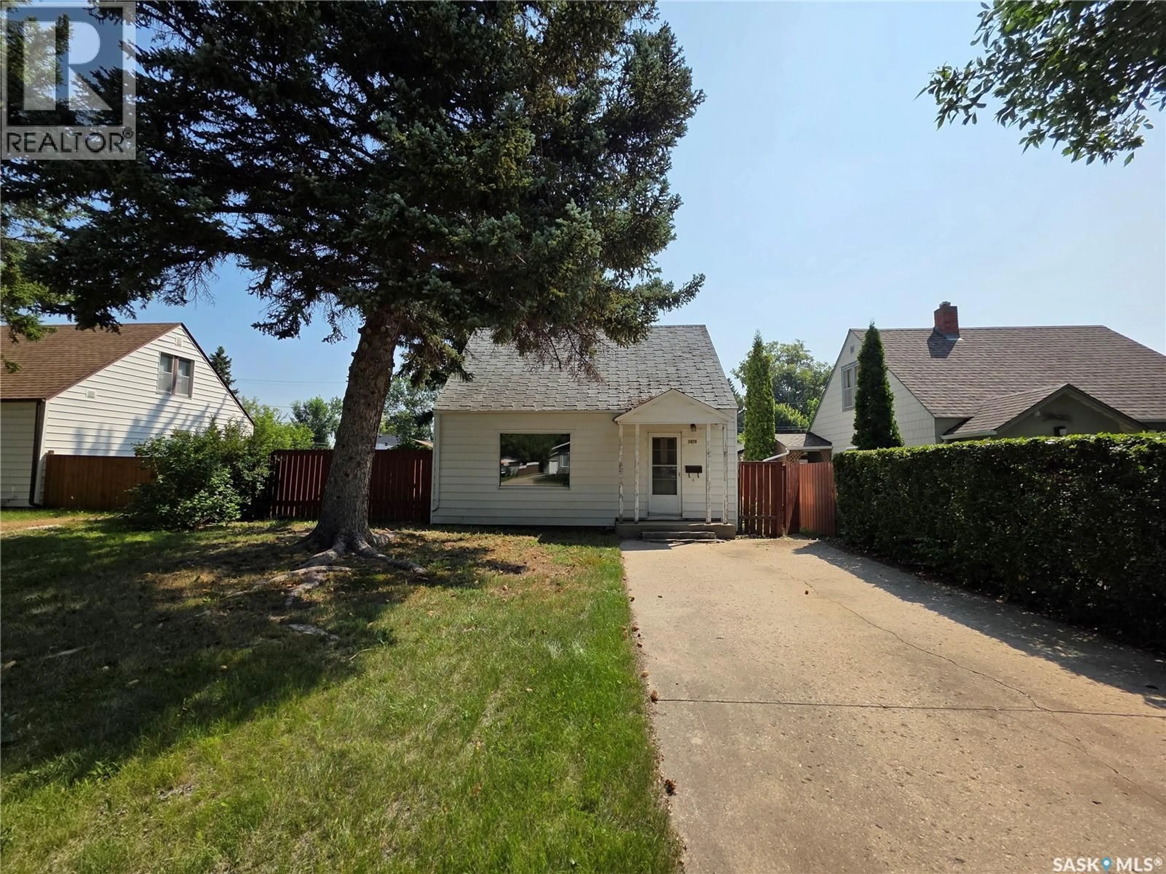 A pic from outside/outdoor area/front of a property/back of a property/a pic from drone, street for 1075 MONK AVENUE, Moose Jaw Saskatchewan S6H4E3