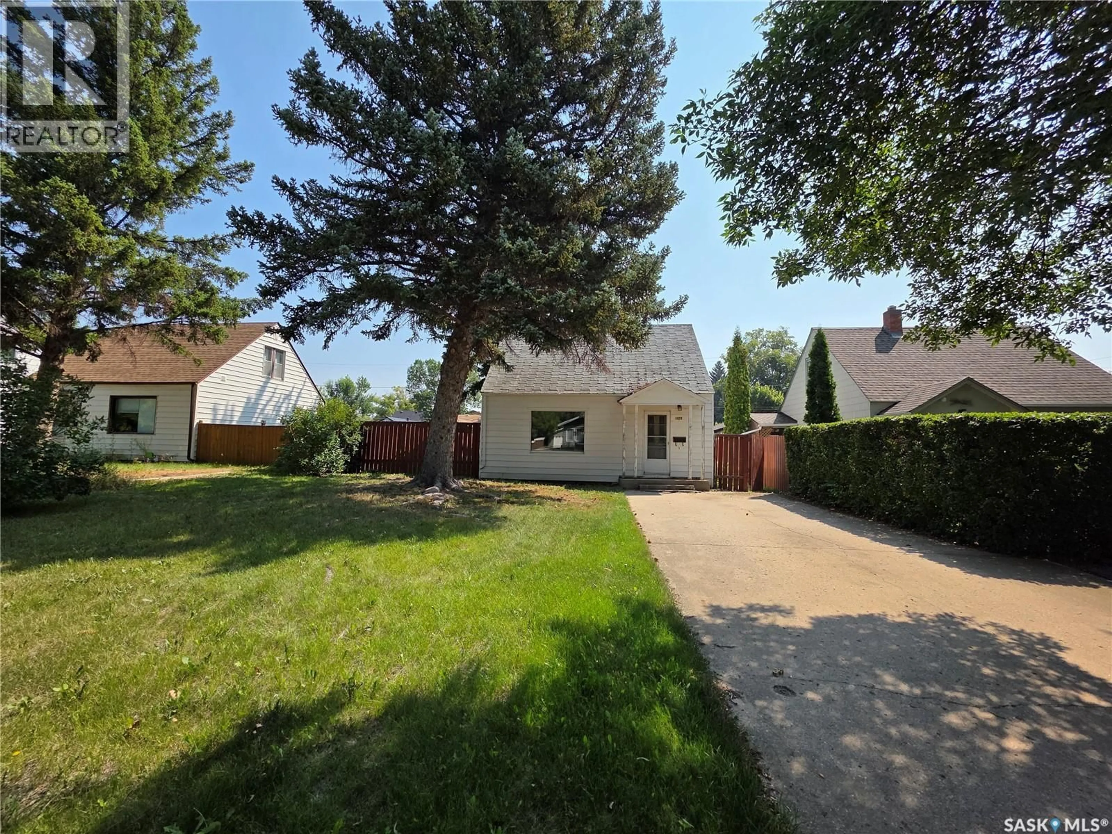 A pic from outside/outdoor area/front of a property/back of a property/a pic from drone, street for 1075 MONK AVENUE, Moose Jaw Saskatchewan S6H4E3