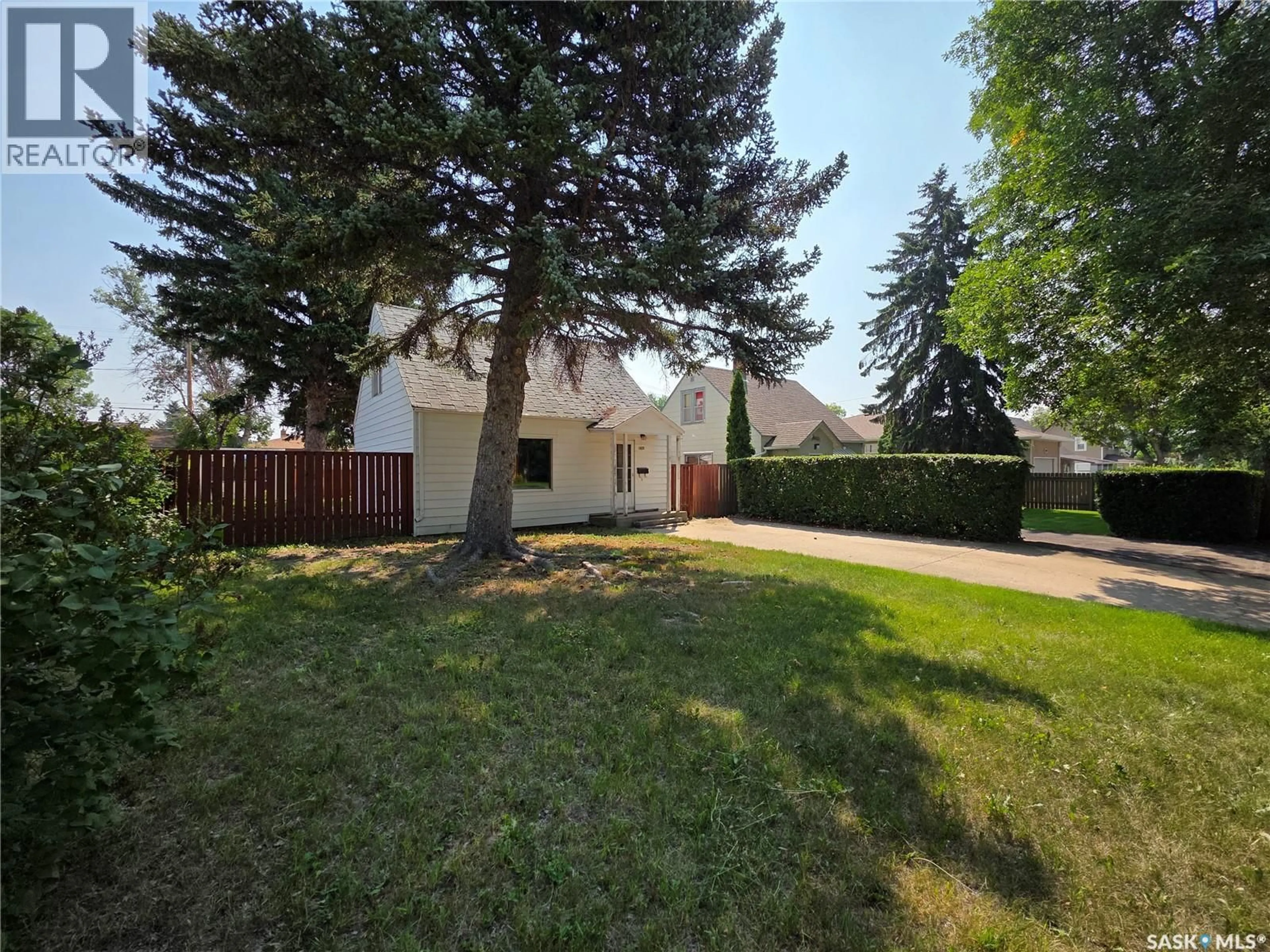 A pic from outside/outdoor area/front of a property/back of a property/a pic from drone, street for 1075 MONK AVENUE, Moose Jaw Saskatchewan S6H4E3