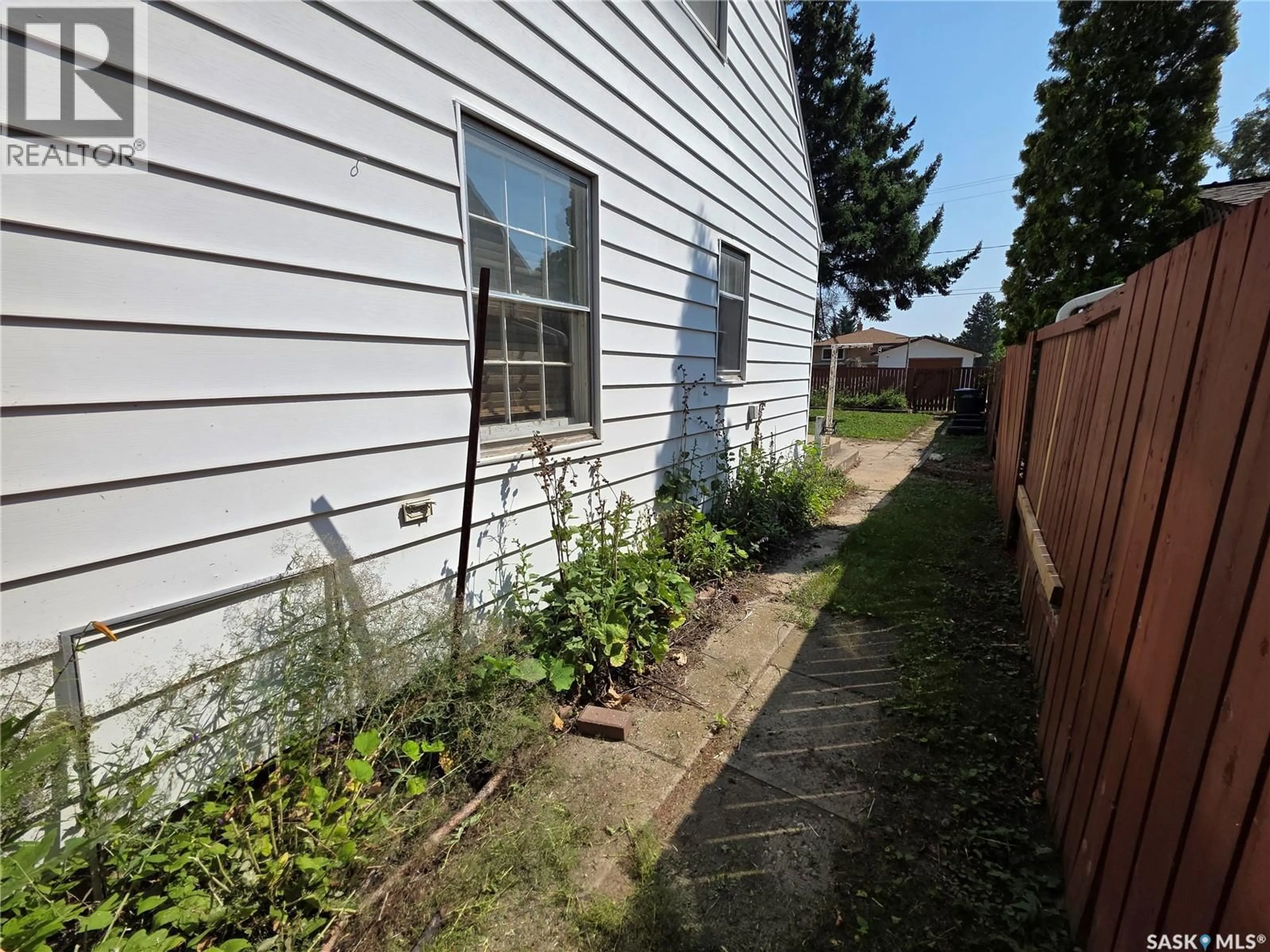 A pic from outside/outdoor area/front of a property/back of a property/a pic from drone, street for 1075 MONK AVENUE, Moose Jaw Saskatchewan S6H4E3