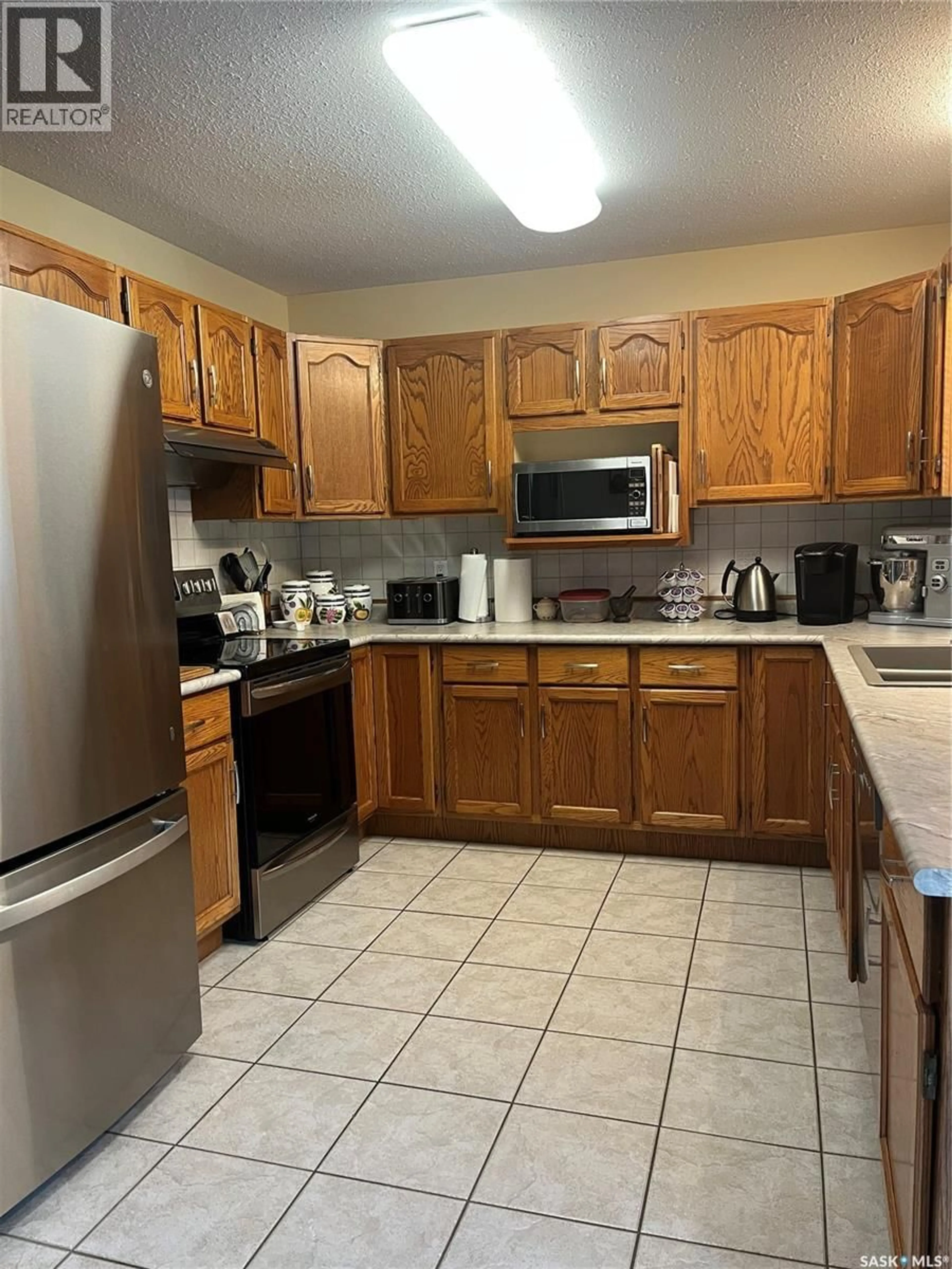 Standard kitchen, unknown for 980 1ST STREET, Prince Albert Saskatchewan S6V0C4
