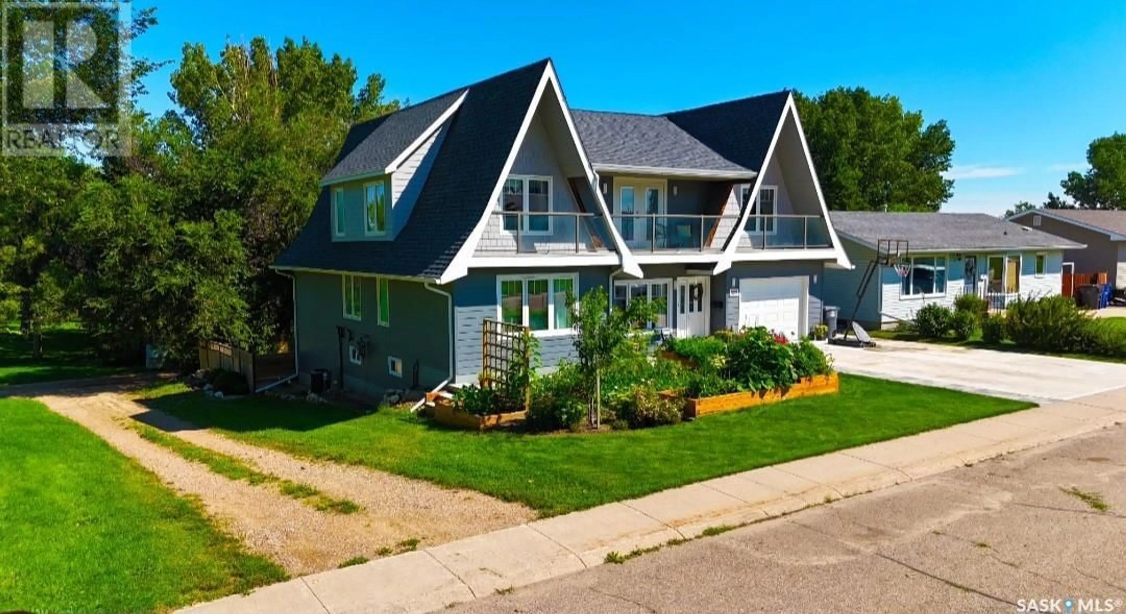 Home with vinyl exterior material, street for 147 BURKE CRESCENT, Swift Current Saskatchewan S9H4E4