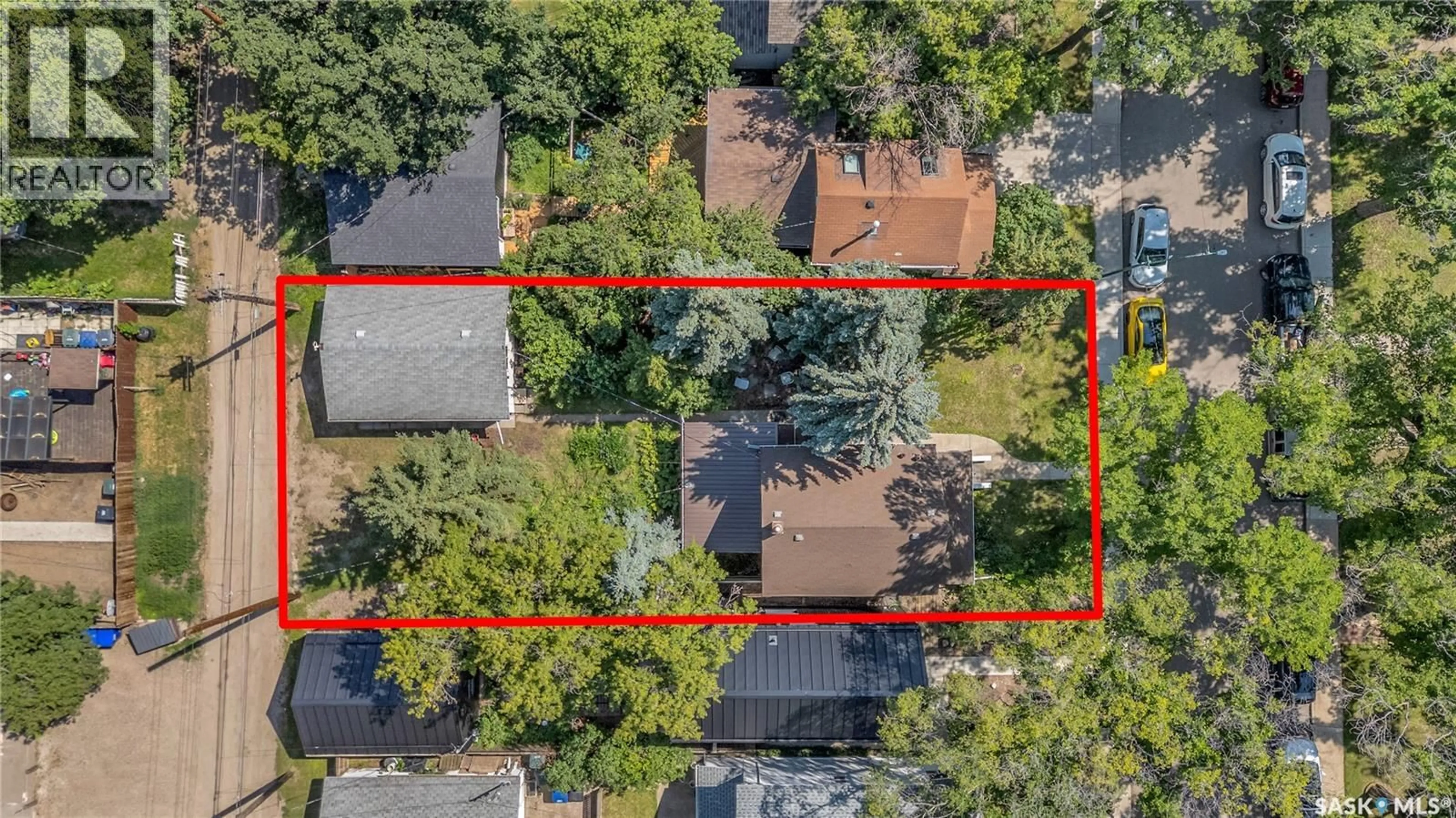 A pic from outside/outdoor area/front of a property/back of a property/a pic from drone, street for 118 28TH STREET, Saskatoon Saskatchewan S7L0K2