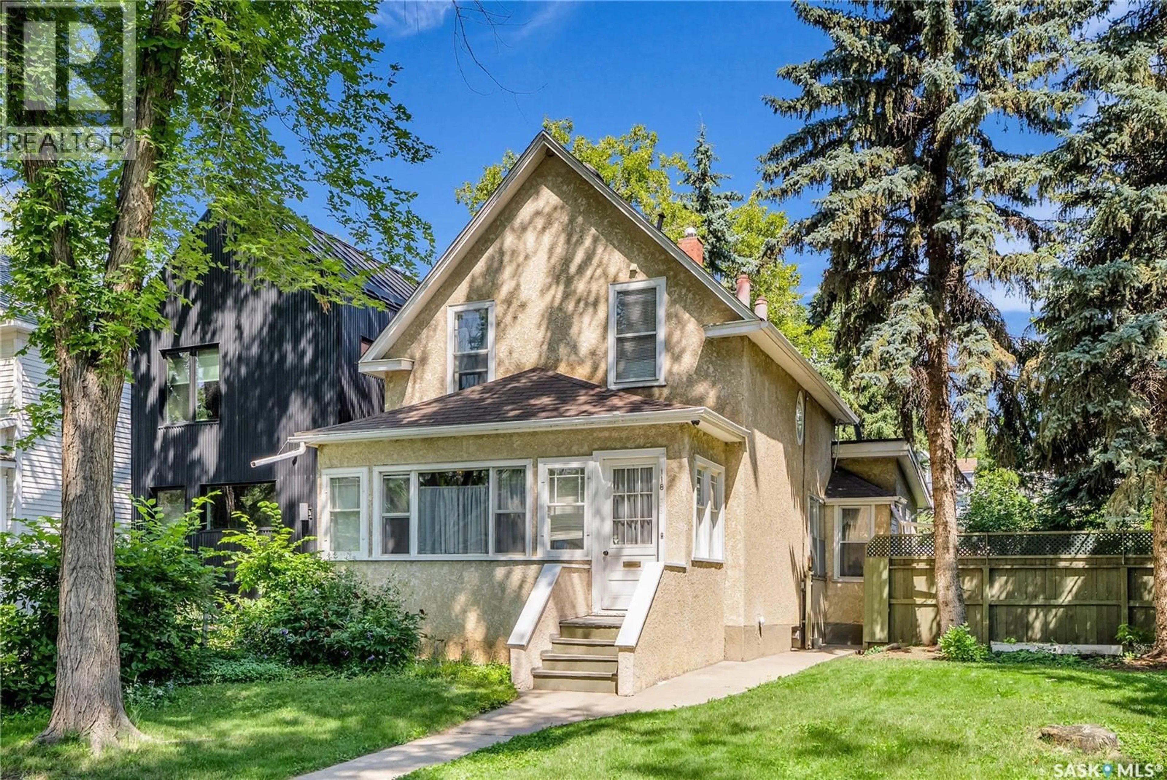 Home with vinyl exterior material, street for 118 28TH STREET, Saskatoon Saskatchewan S7L0K2