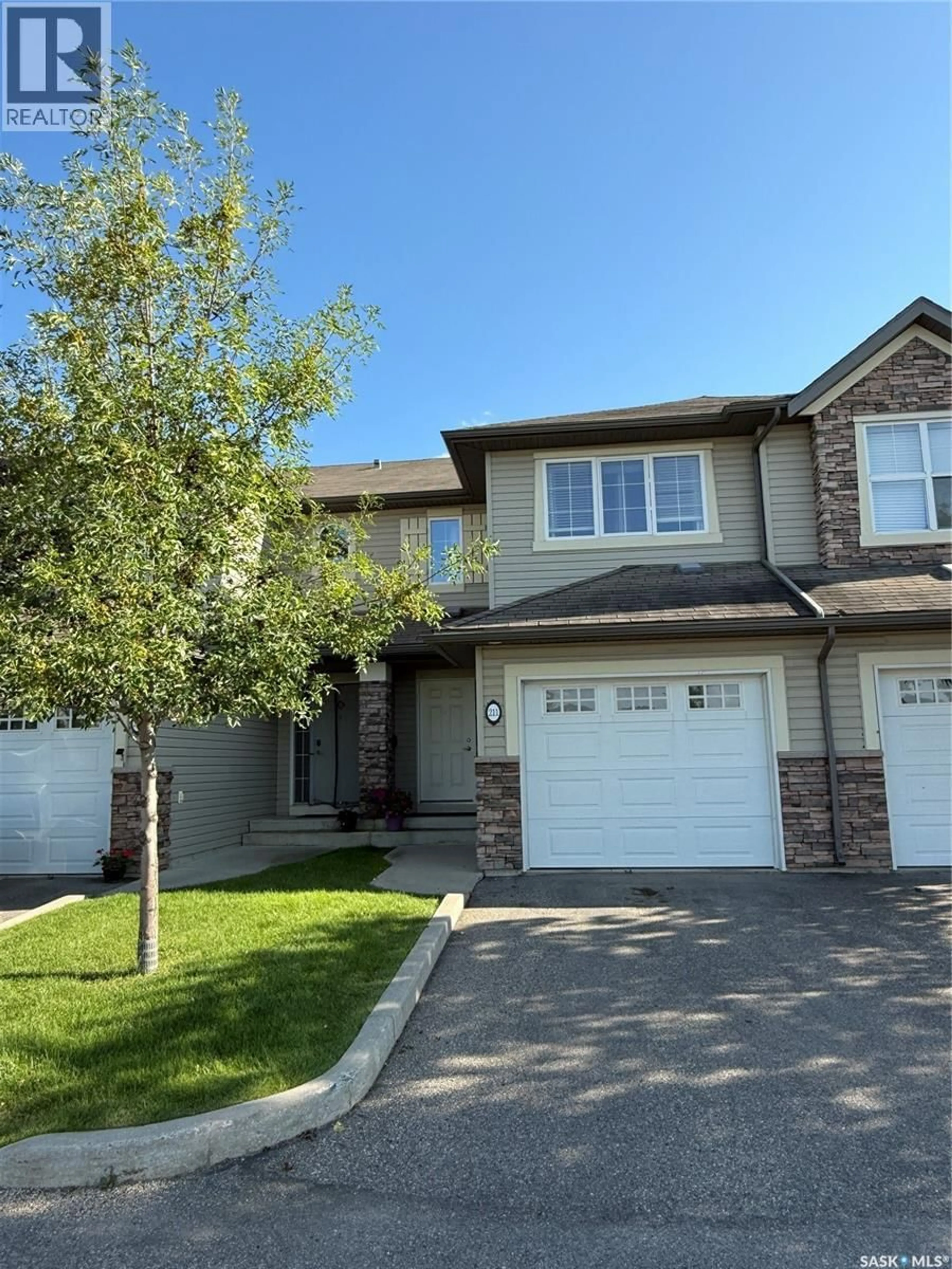 Home with vinyl exterior material, street for 105 - 211 LYND CRESCENT, Saskatoon Saskatchewan S7T0C3