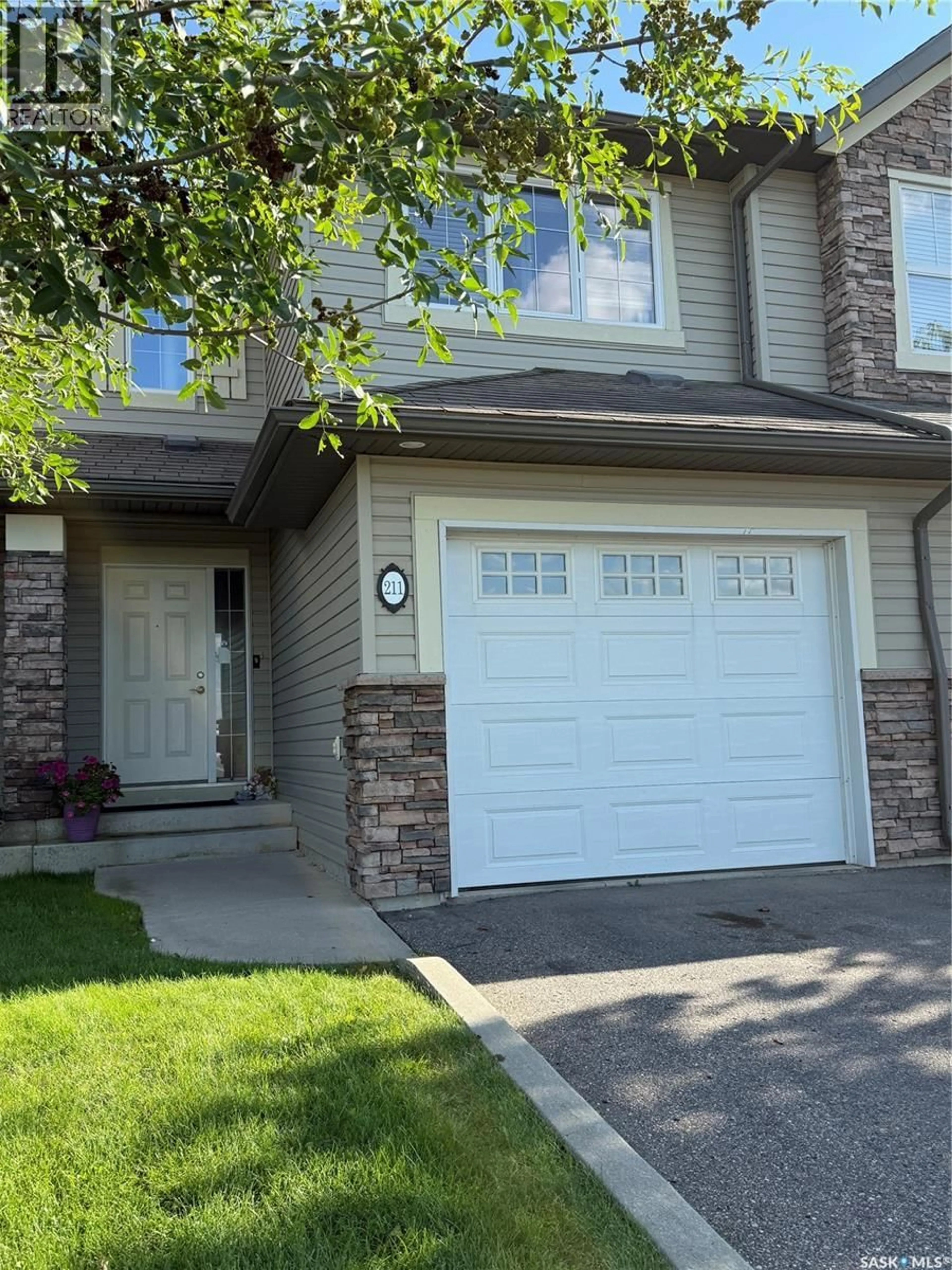 Home with vinyl exterior material, street for 105 - 211 LYND CRESCENT, Saskatoon Saskatchewan S7T0C3