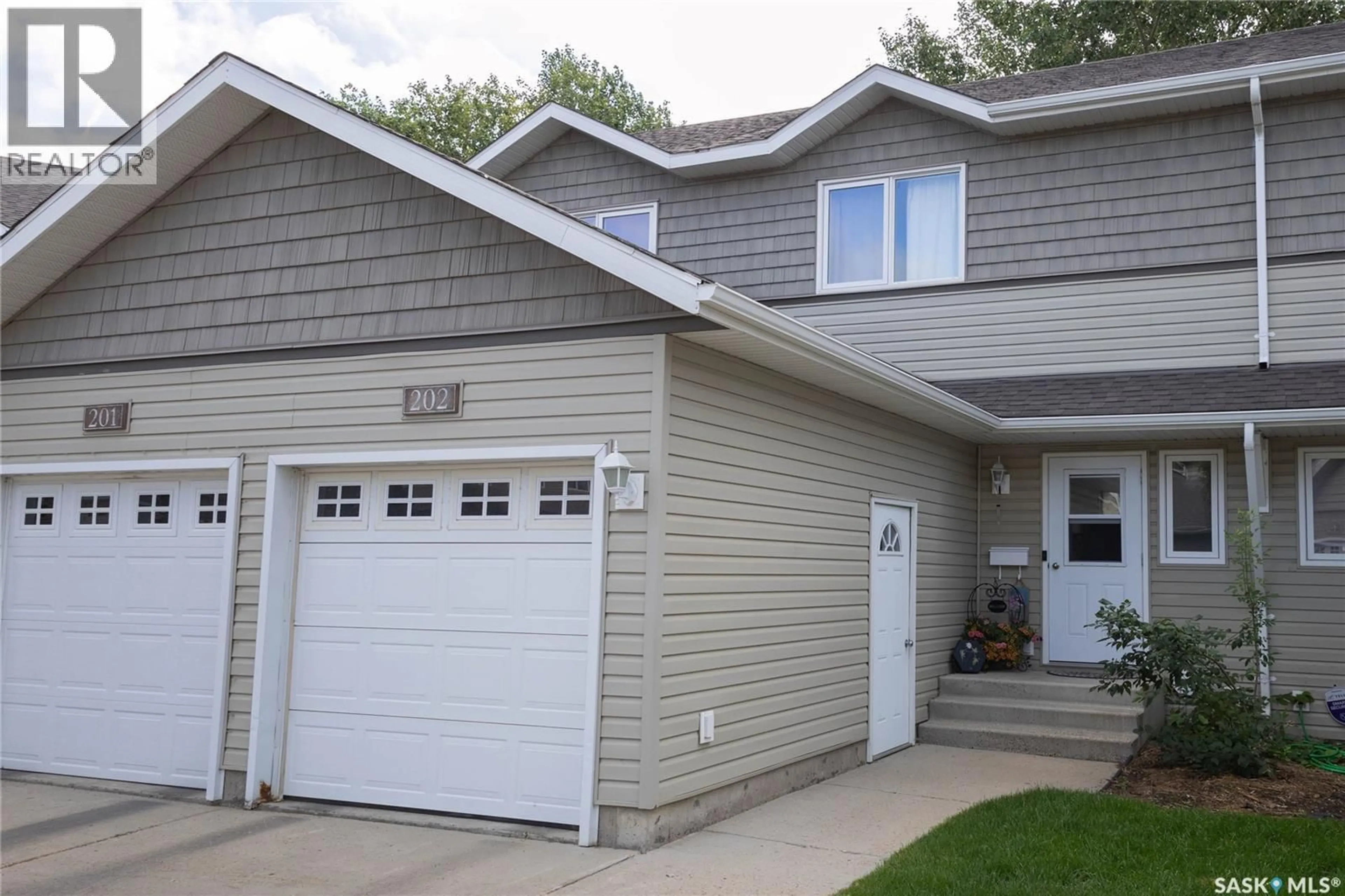 Home with vinyl exterior material, street for 202 715 HART ROAD, Saskatoon Saskatchewan S7M3Y7