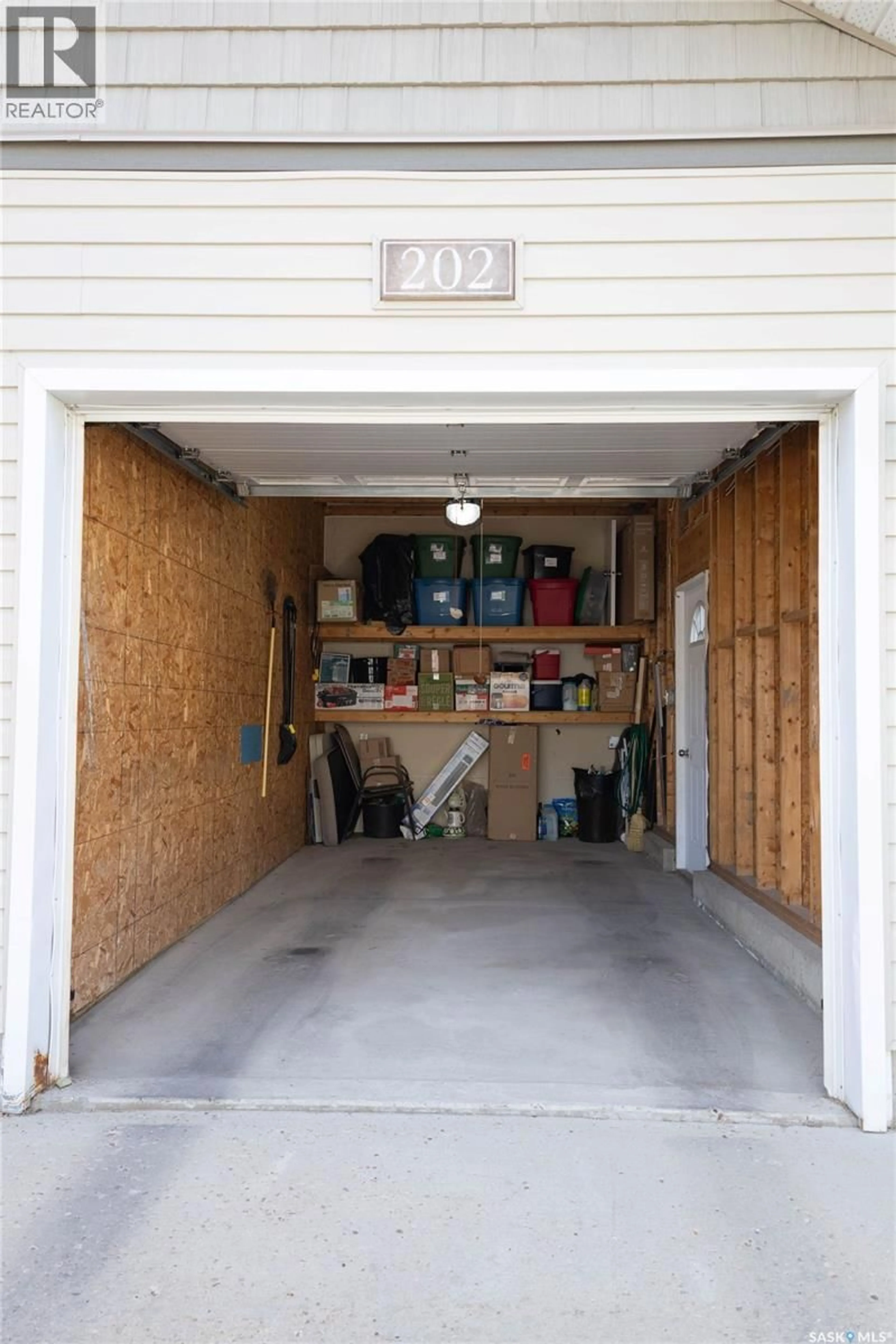 Indoor garage for 202 715 HART ROAD, Saskatoon Saskatchewan S7M3Y7