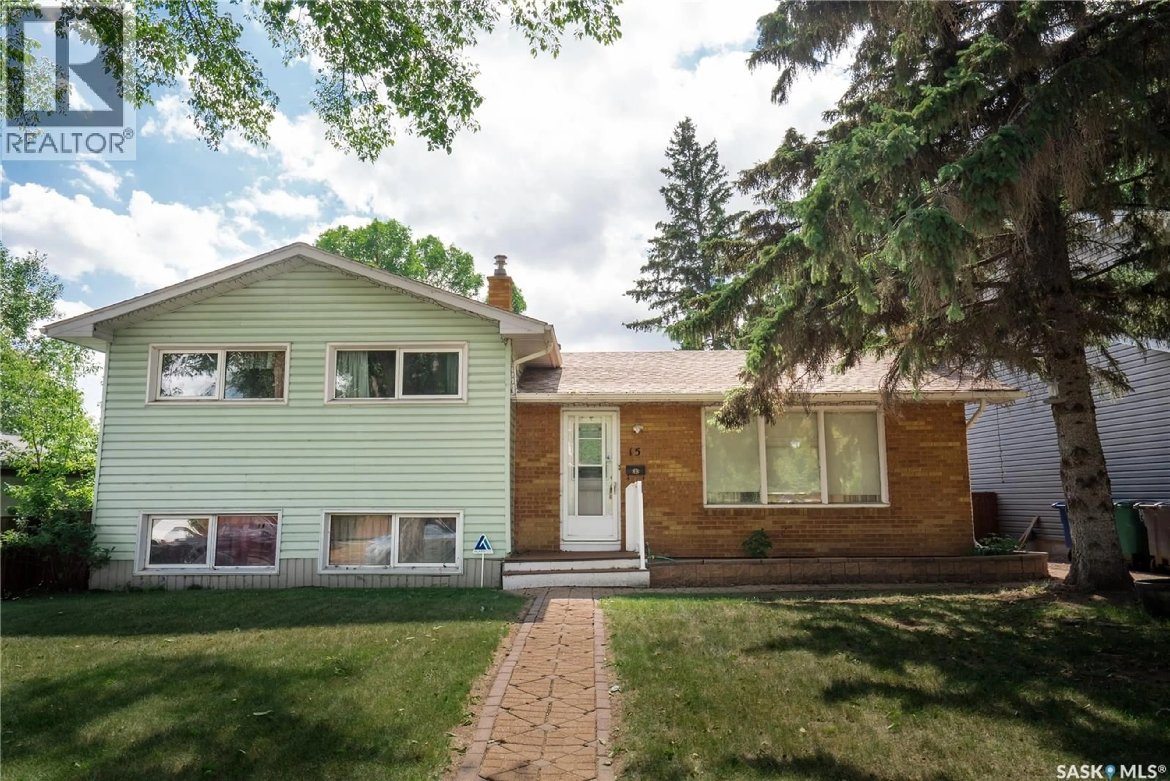 Home with vinyl exterior material, street for 15 RICHMOND STREET, Saskatoon Saskatchewan S7K1A7