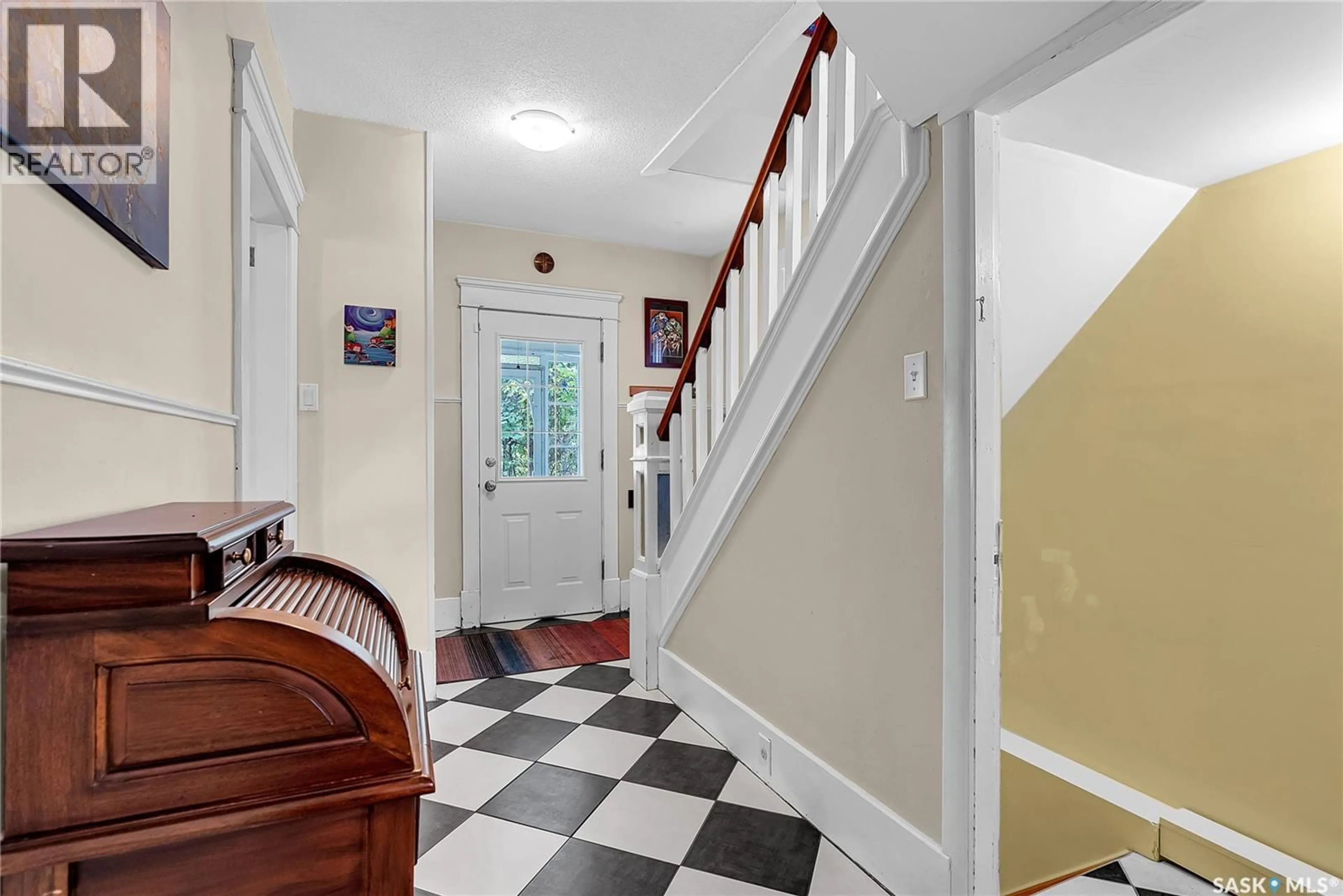 Indoor foyer for 1004 EASTLAKE AVENUE, Saskatoon Saskatchewan S7N1A7