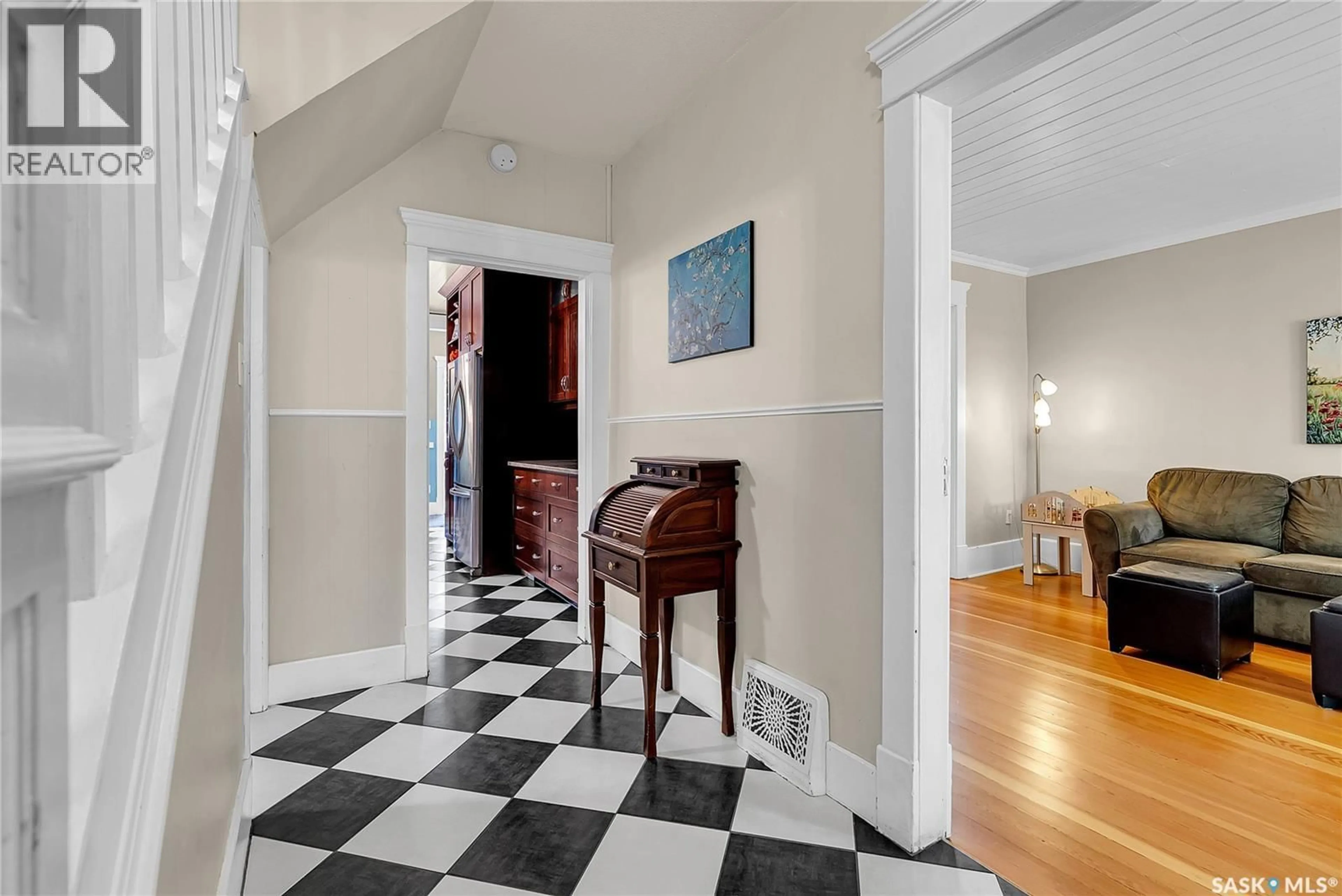 Indoor foyer for 1004 EASTLAKE AVENUE, Saskatoon Saskatchewan S7N1A7