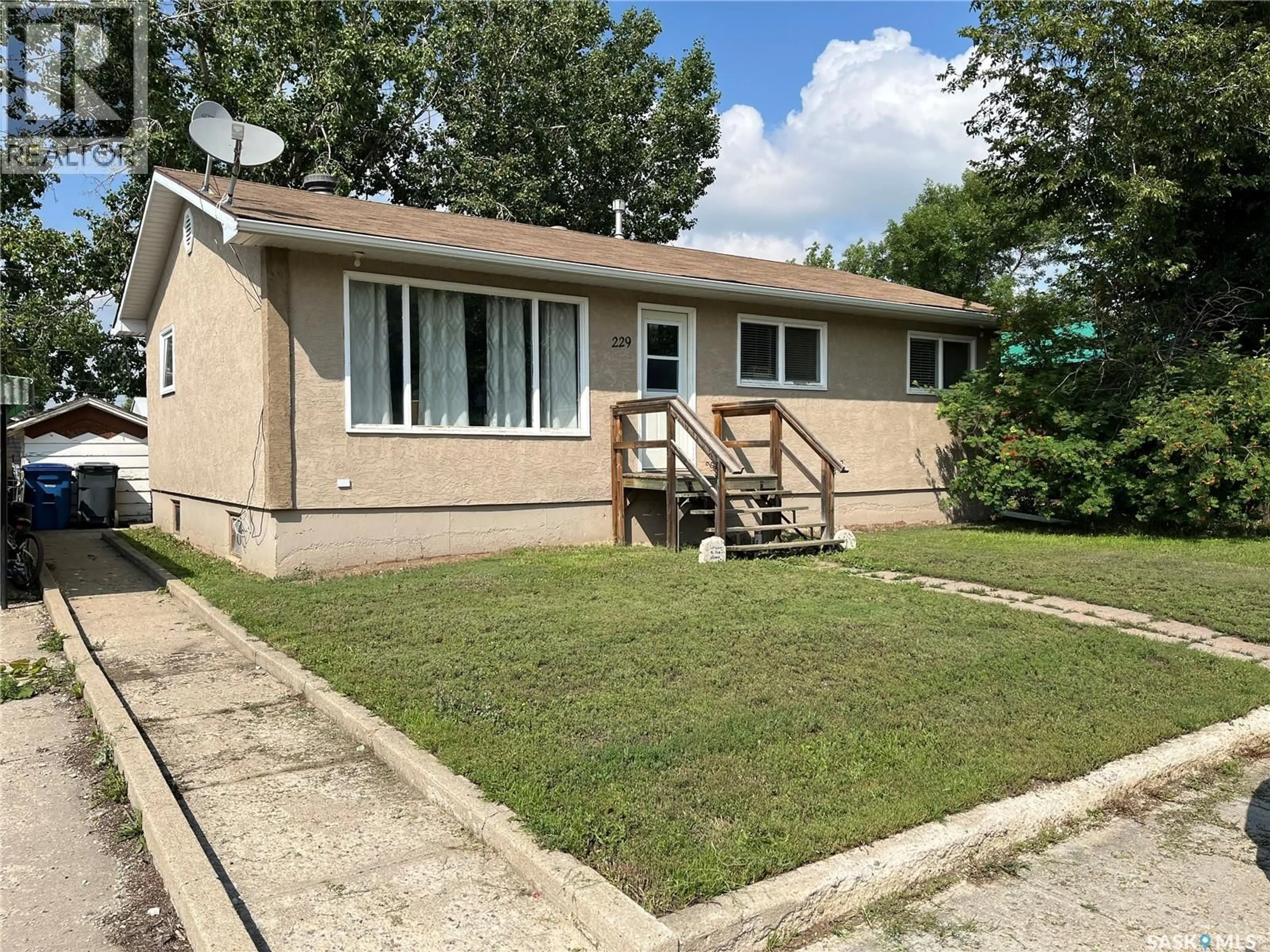 Home with vinyl exterior material, street for 229 4TH AVENUE, Gravelbourg Saskatchewan S0H1X0