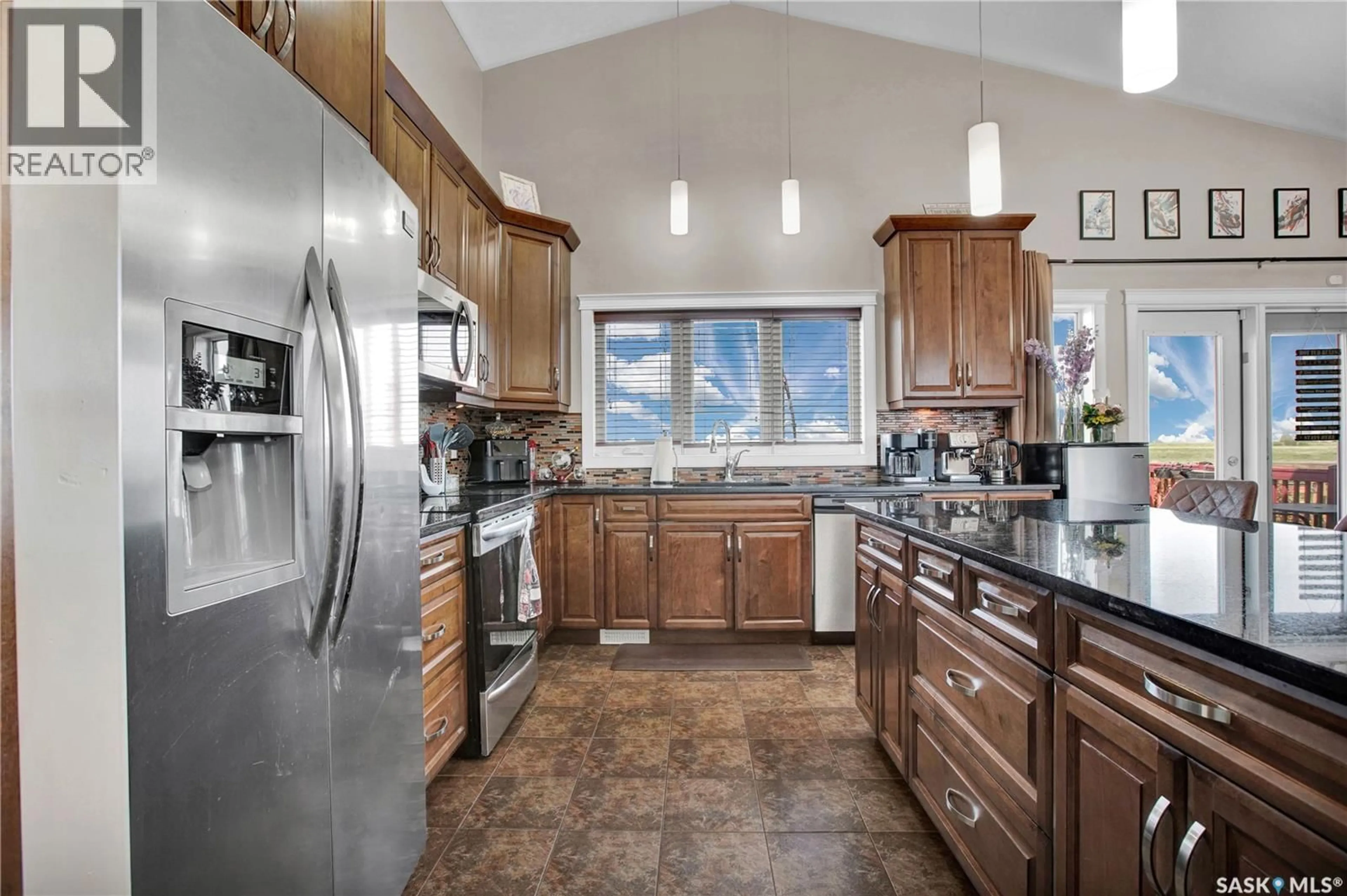 Open concept kitchen, ceramic/tile floor for 251 MCCALLUM WAY, Saskatoon Saskatchewan S7R0H7
