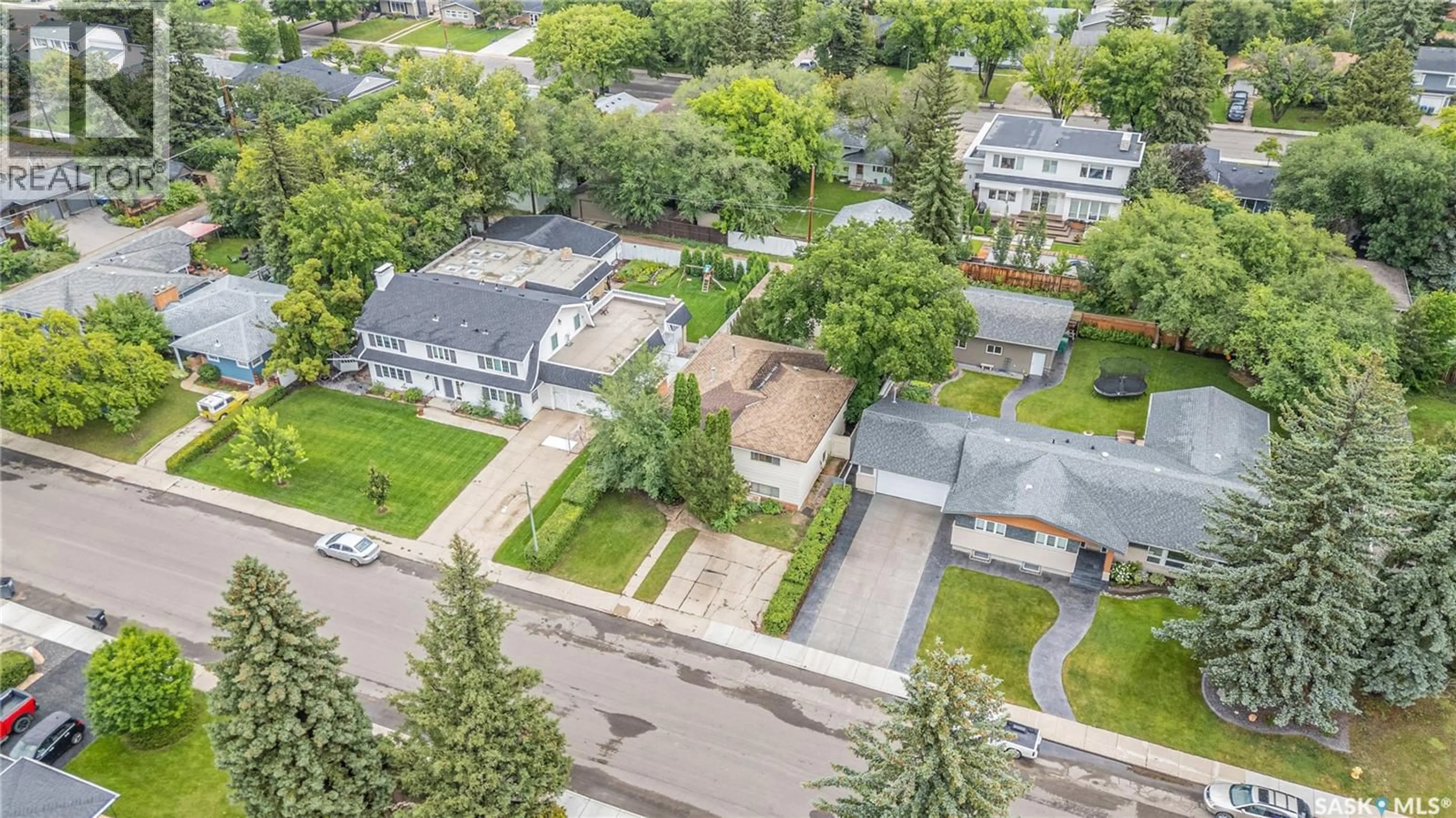 A pic from outside/outdoor area/front of a property/back of a property/a pic from drone, street for 509 LAKE CRESCENT, Saskatoon Saskatchewan S7H3A3