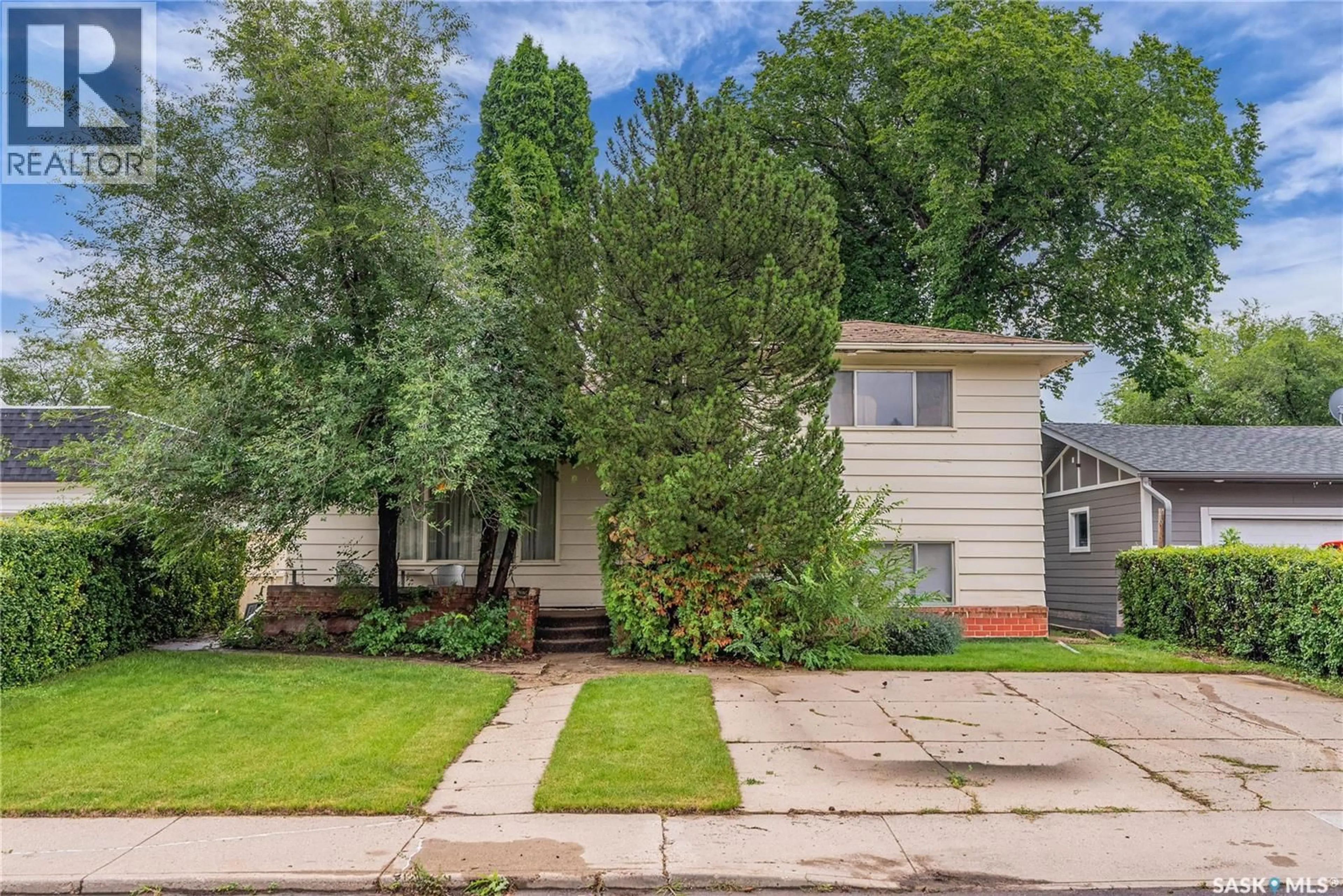 Home with vinyl exterior material, street for 509 LAKE CRESCENT, Saskatoon Saskatchewan S7H3A3