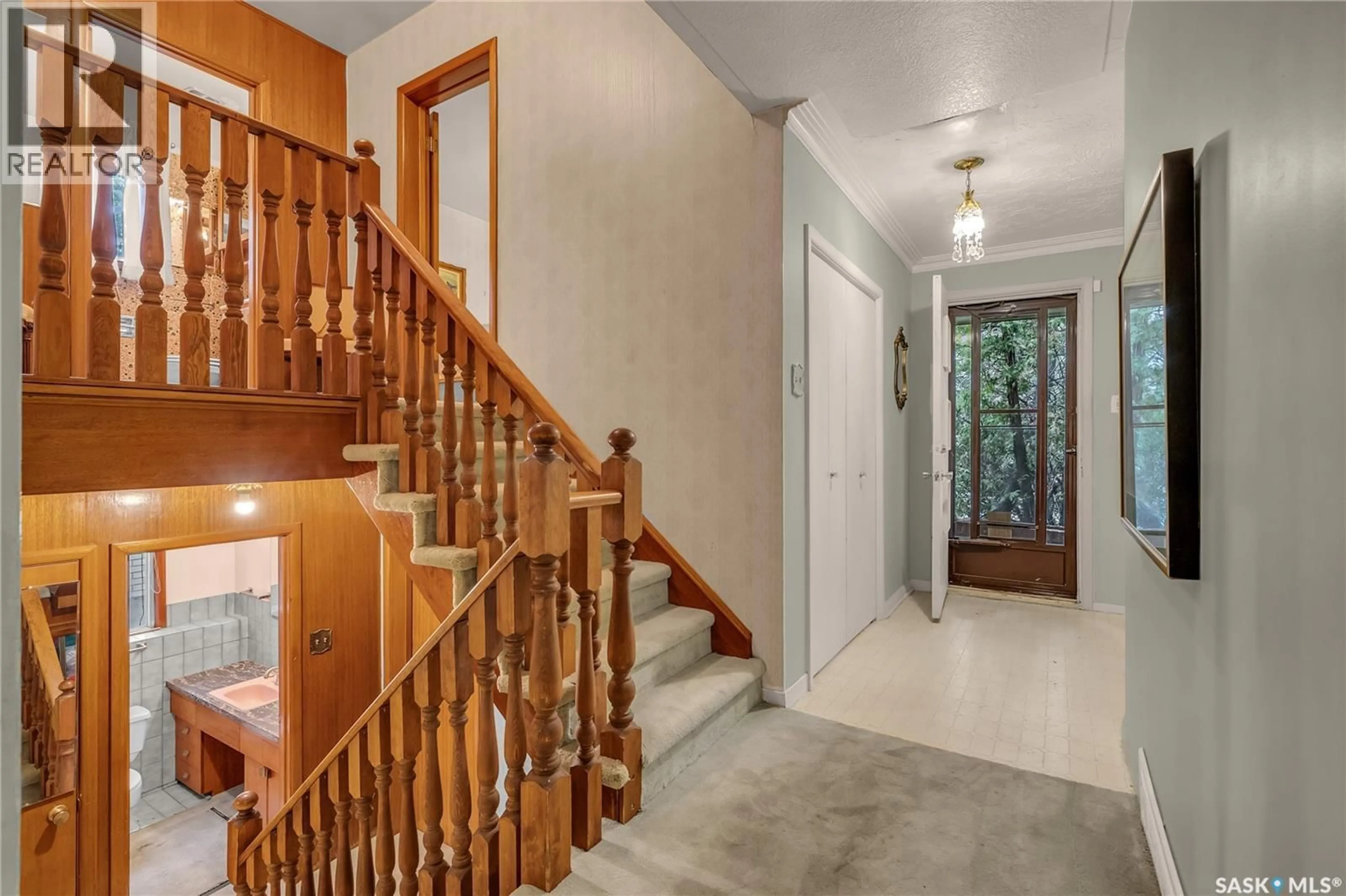 Indoor foyer for 509 LAKE CRESCENT, Saskatoon Saskatchewan S7H3A3