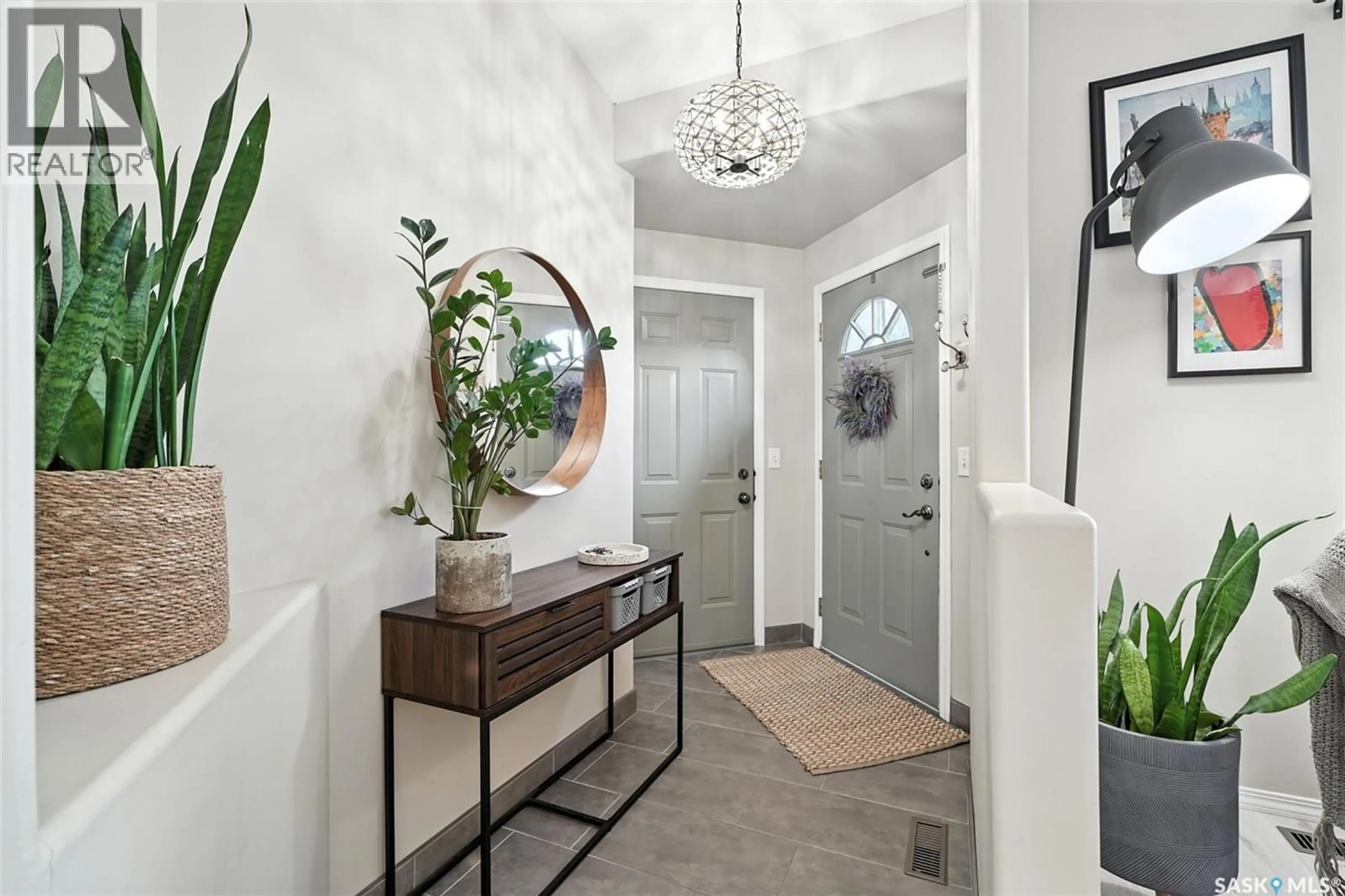 Indoor entryway for 802 KENDERDINE ROAD, Saskatoon Saskatchewan S7N4V8