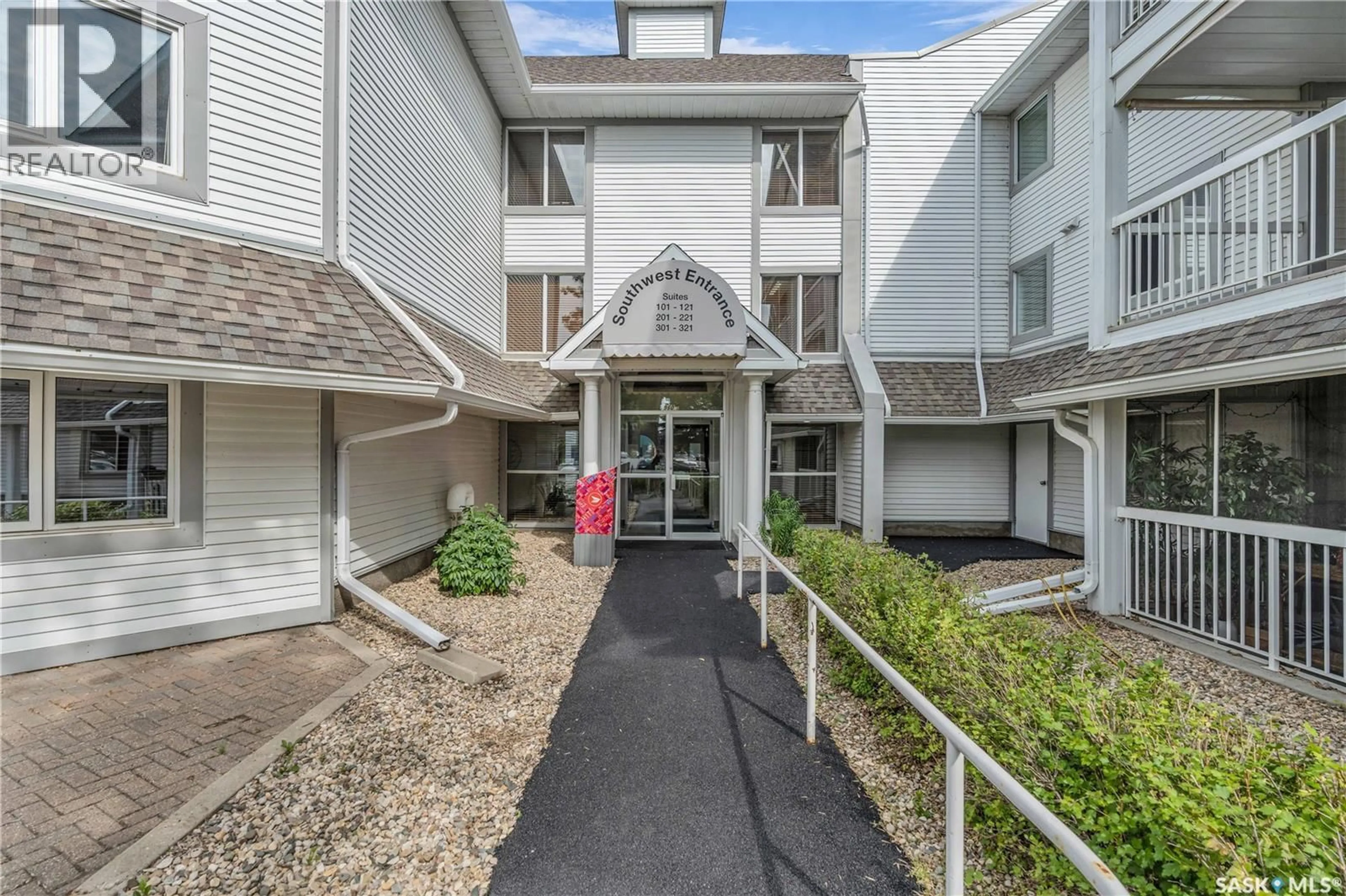 Indoor foyer for 960 - 117 ASSINIBOINE AVENUE E, Regina Saskatchewan S4V2P8