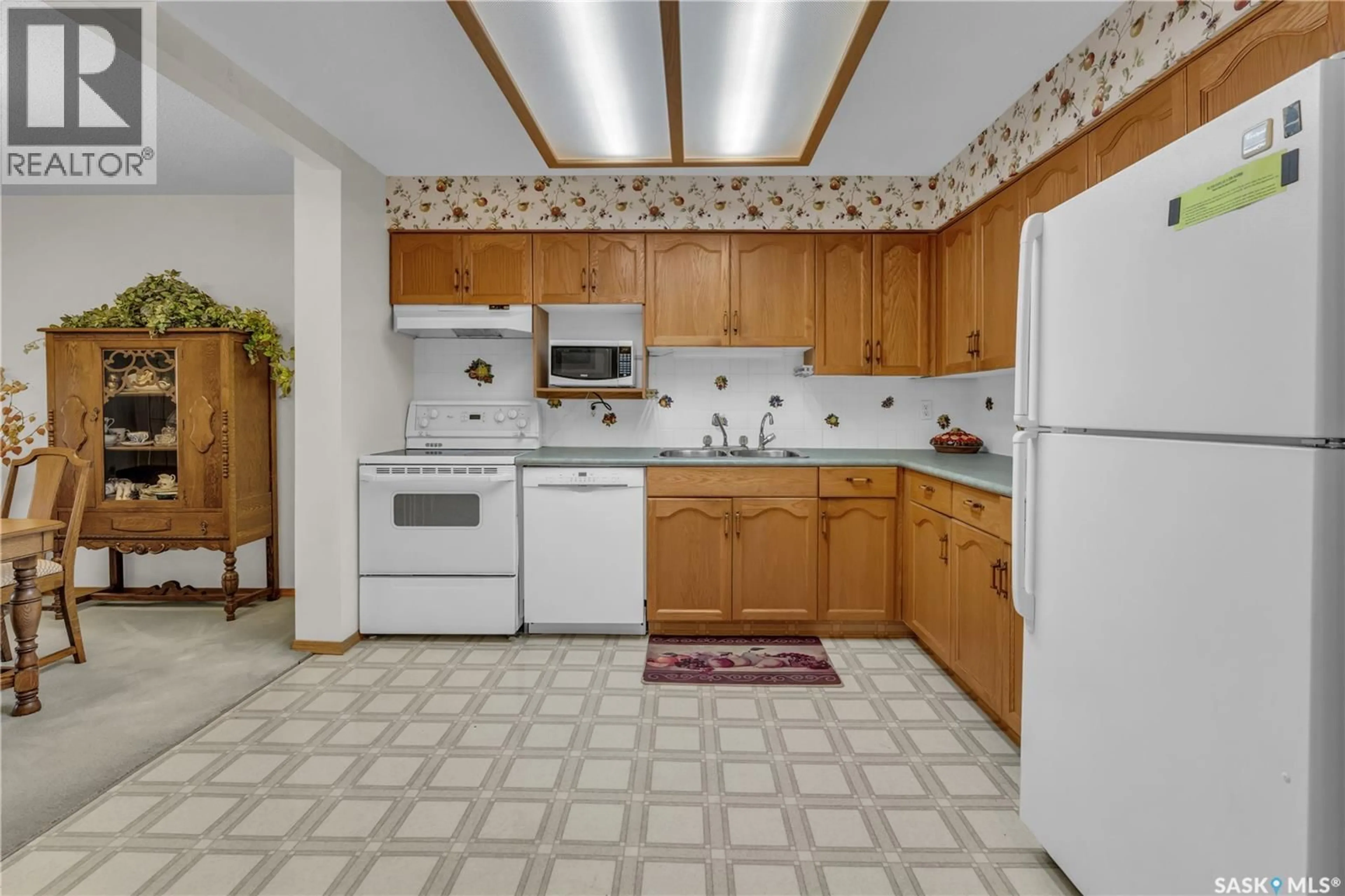 Standard kitchen, ceramic/tile floor for 960 - 117 ASSINIBOINE AVENUE E, Regina Saskatchewan S4V2P8